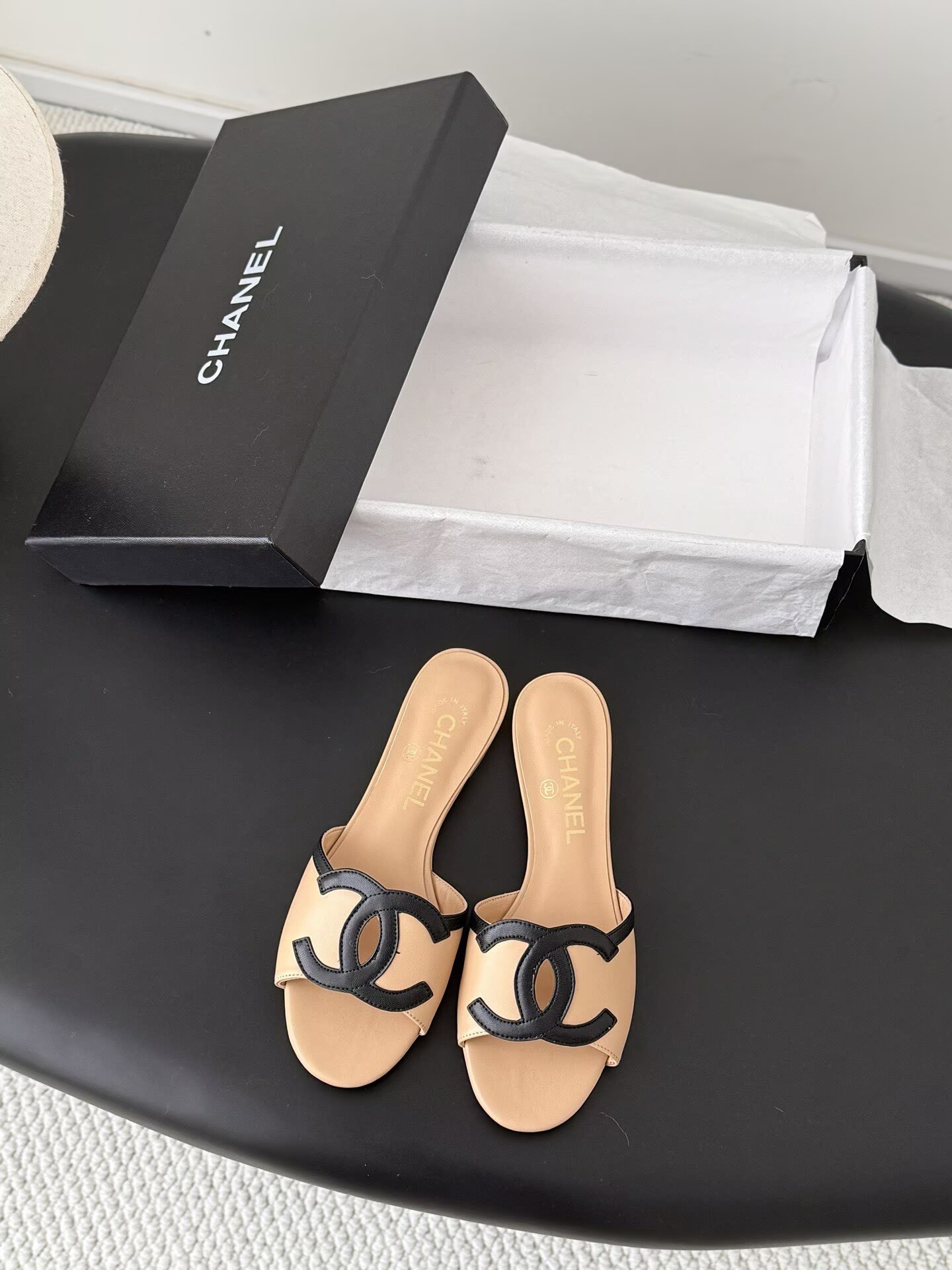 ua Ch**el sandals