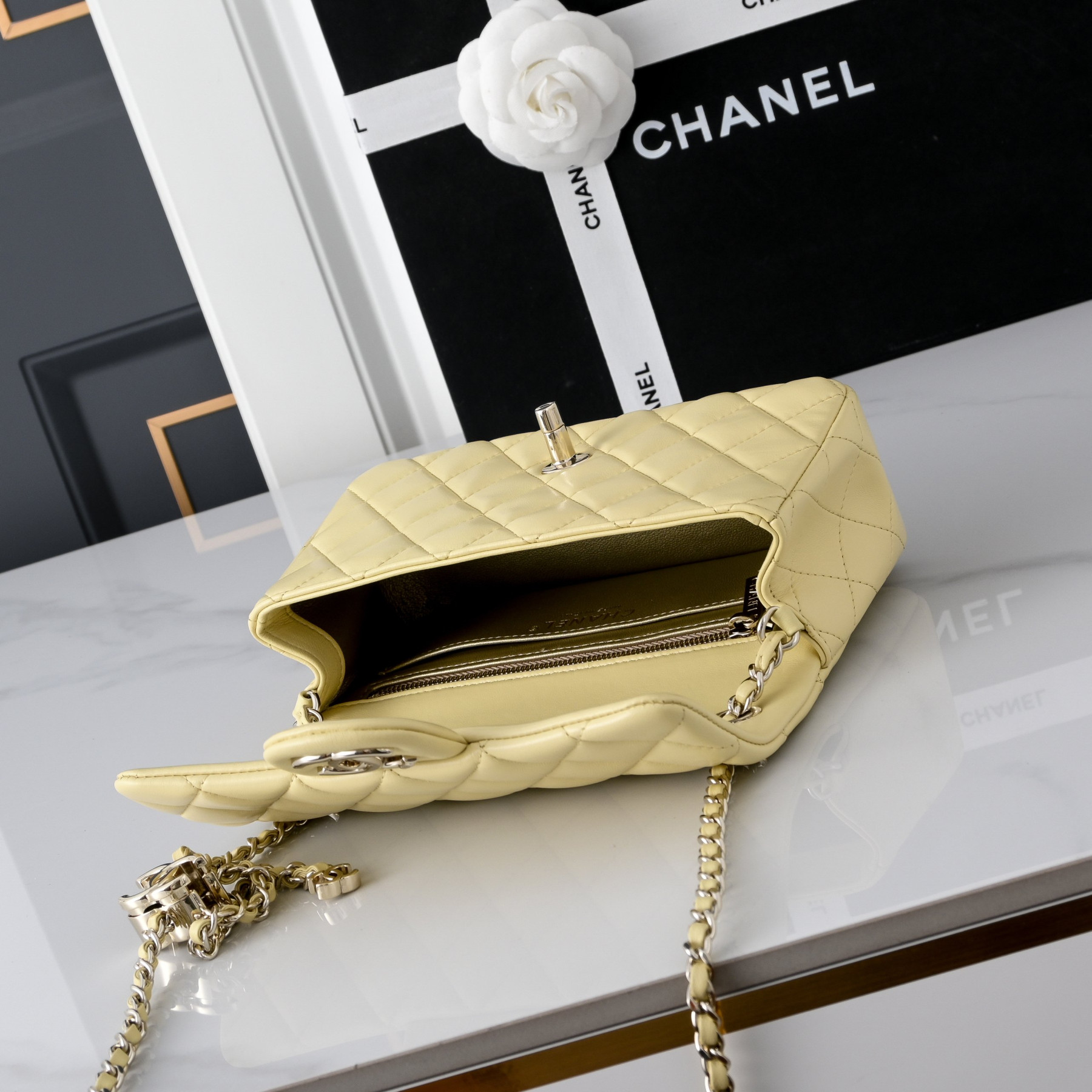 Ch**el Classic Flap Handbag CF Light gold hardware AS5759 20x13x7cm