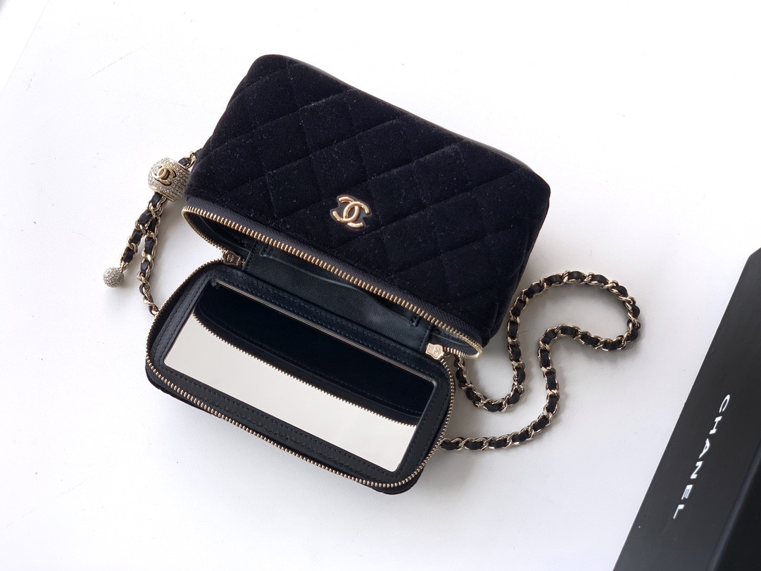 CHANEL Vanity With Chain 9.5x17x8cm