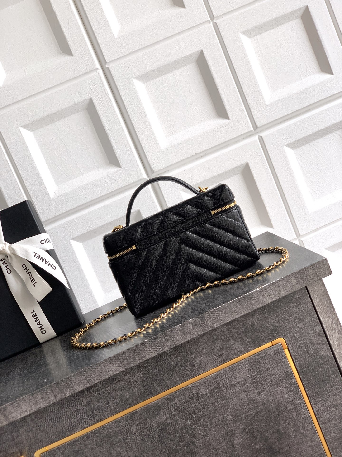 Ch**el vanity with chain ap5212 17x19.5x5cm