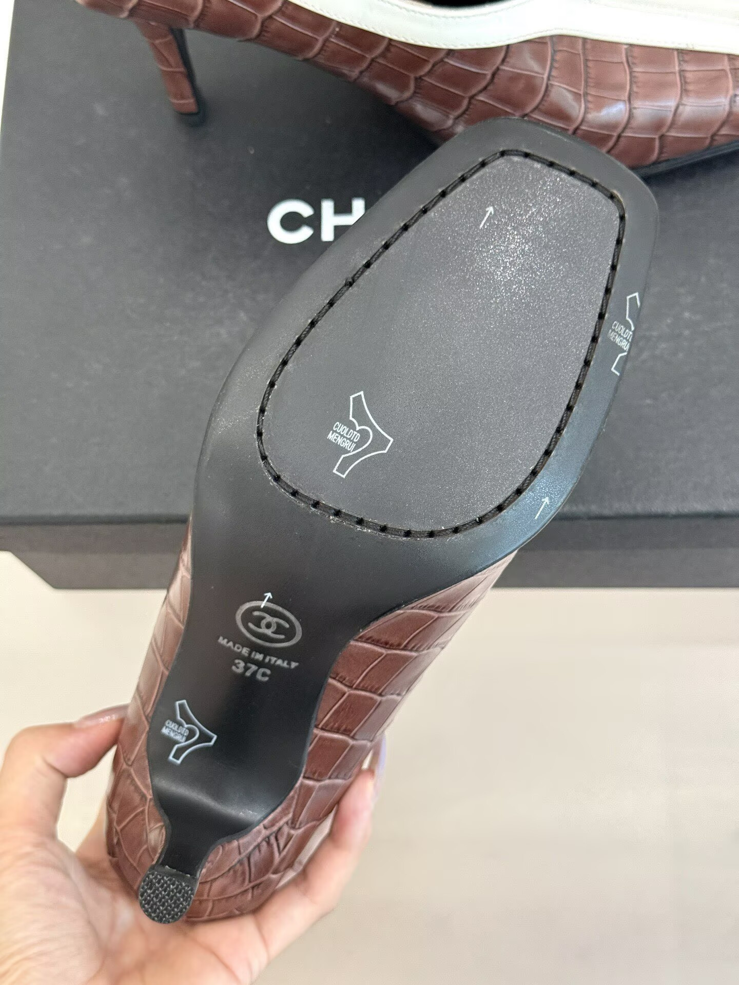 ua Ch**el pumps