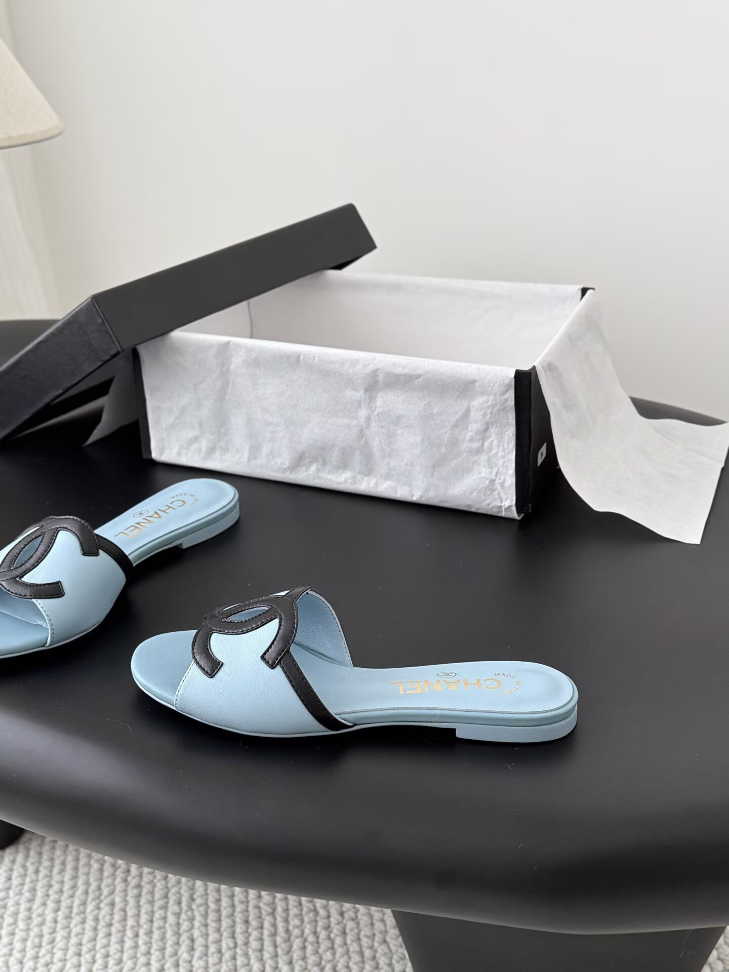 ua Ch**el sandals