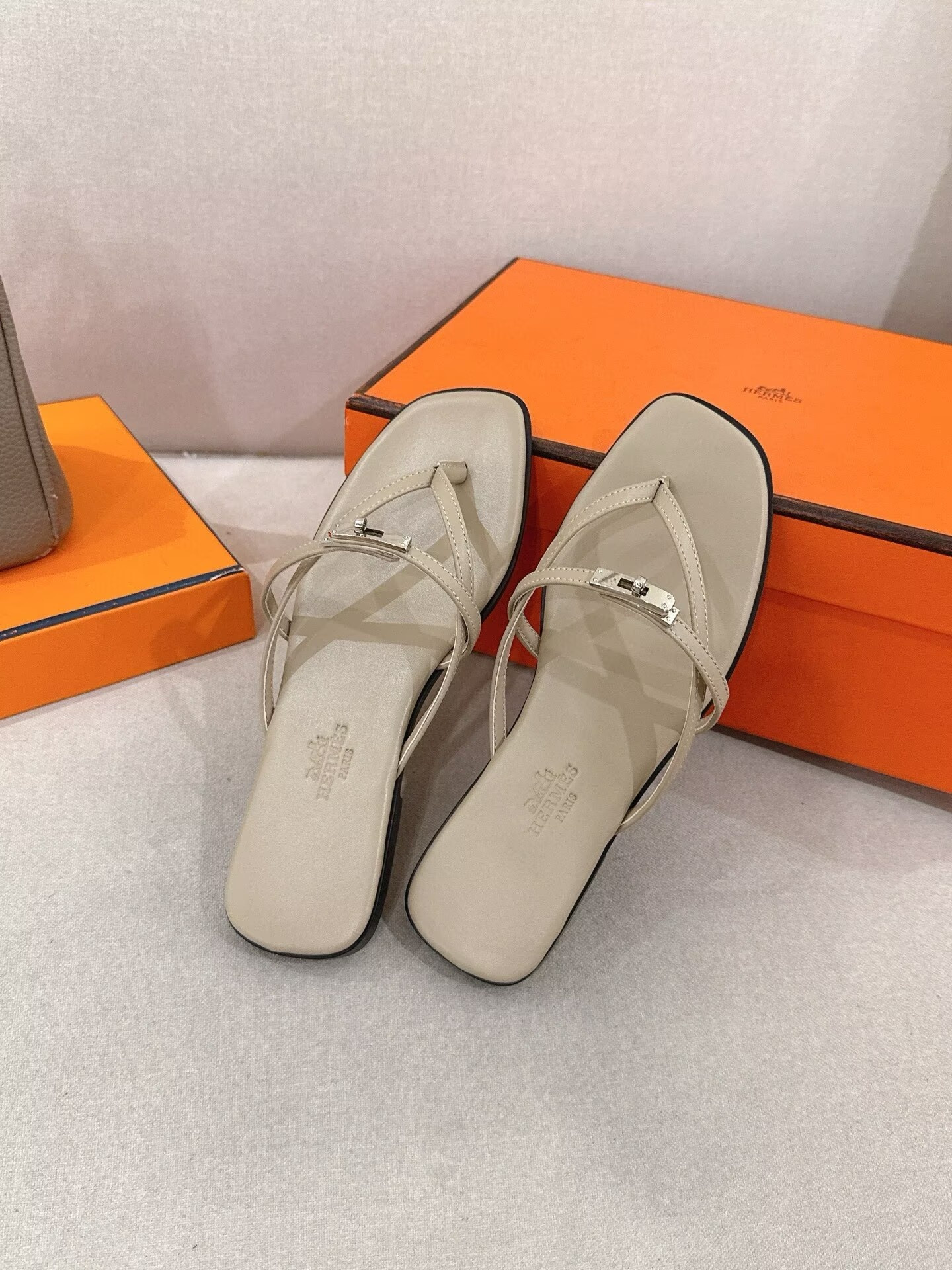ua H**me5 miss sandals