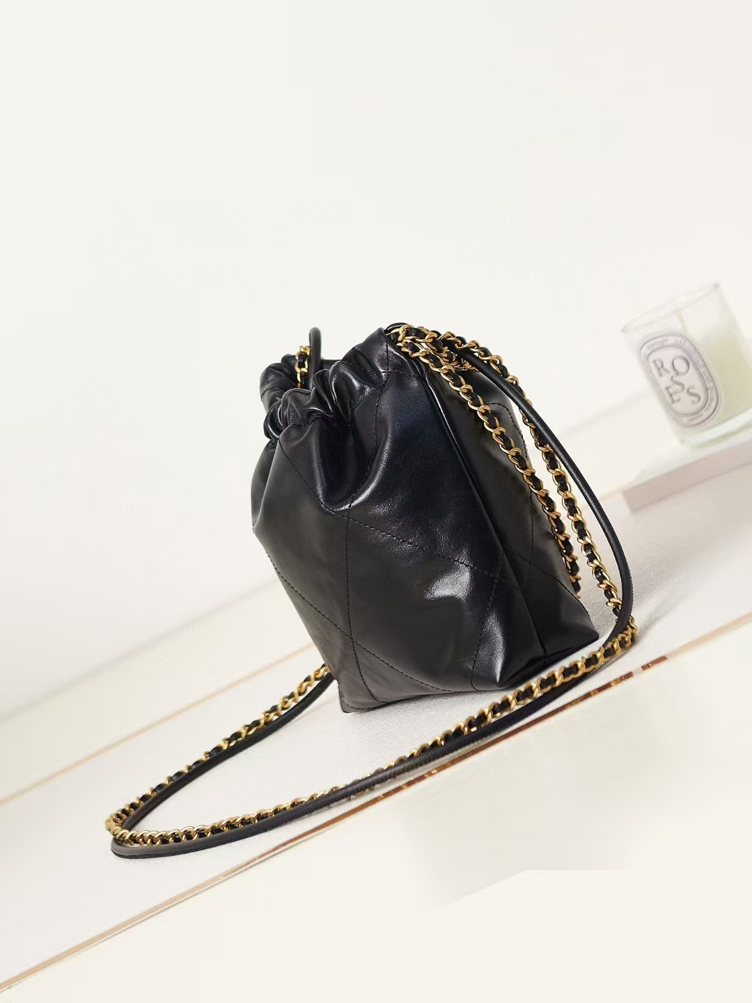 Ch**el 22 MINI HANDBAG Shiny Calfskin black 20 × 19 × 6 cm