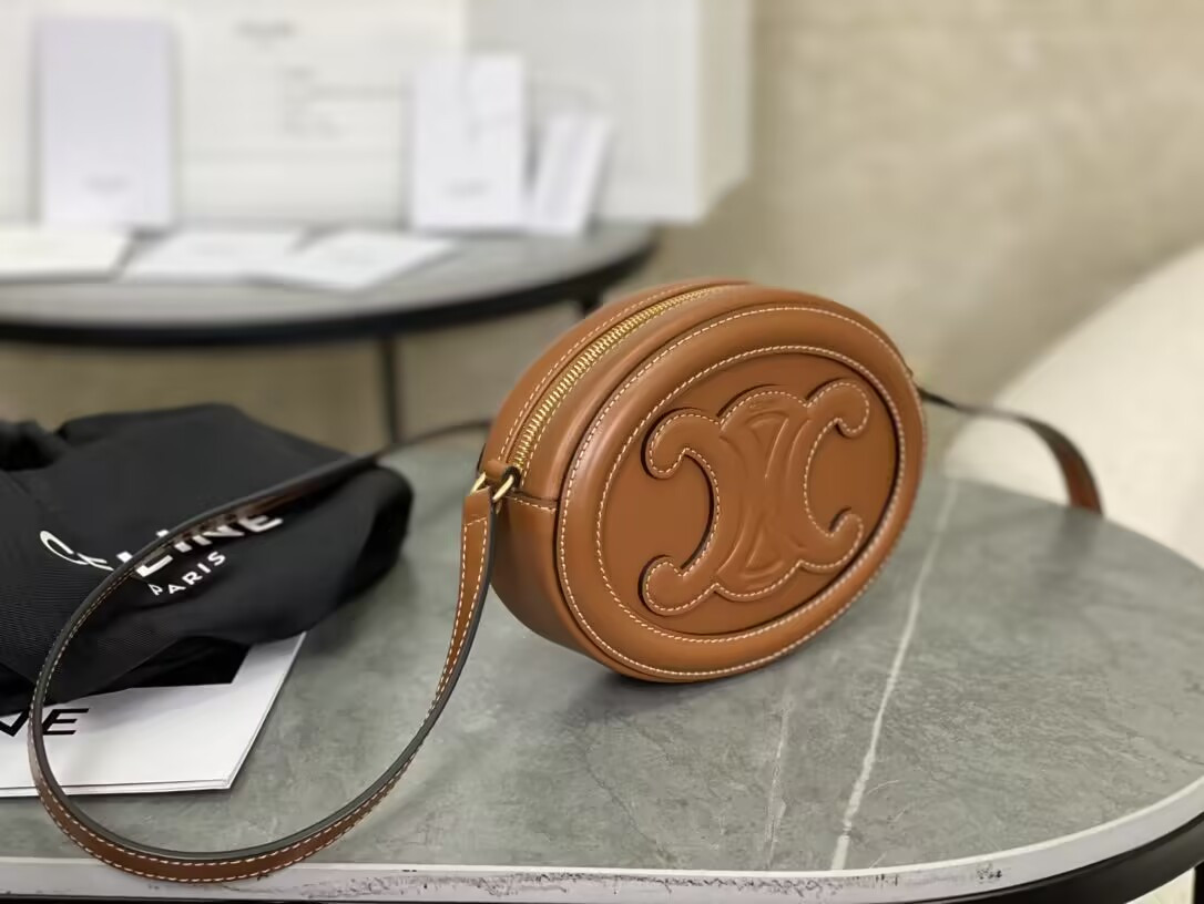 Ce1i*e small calfskin cuir triomphe oval crossbody 20x15x6cm