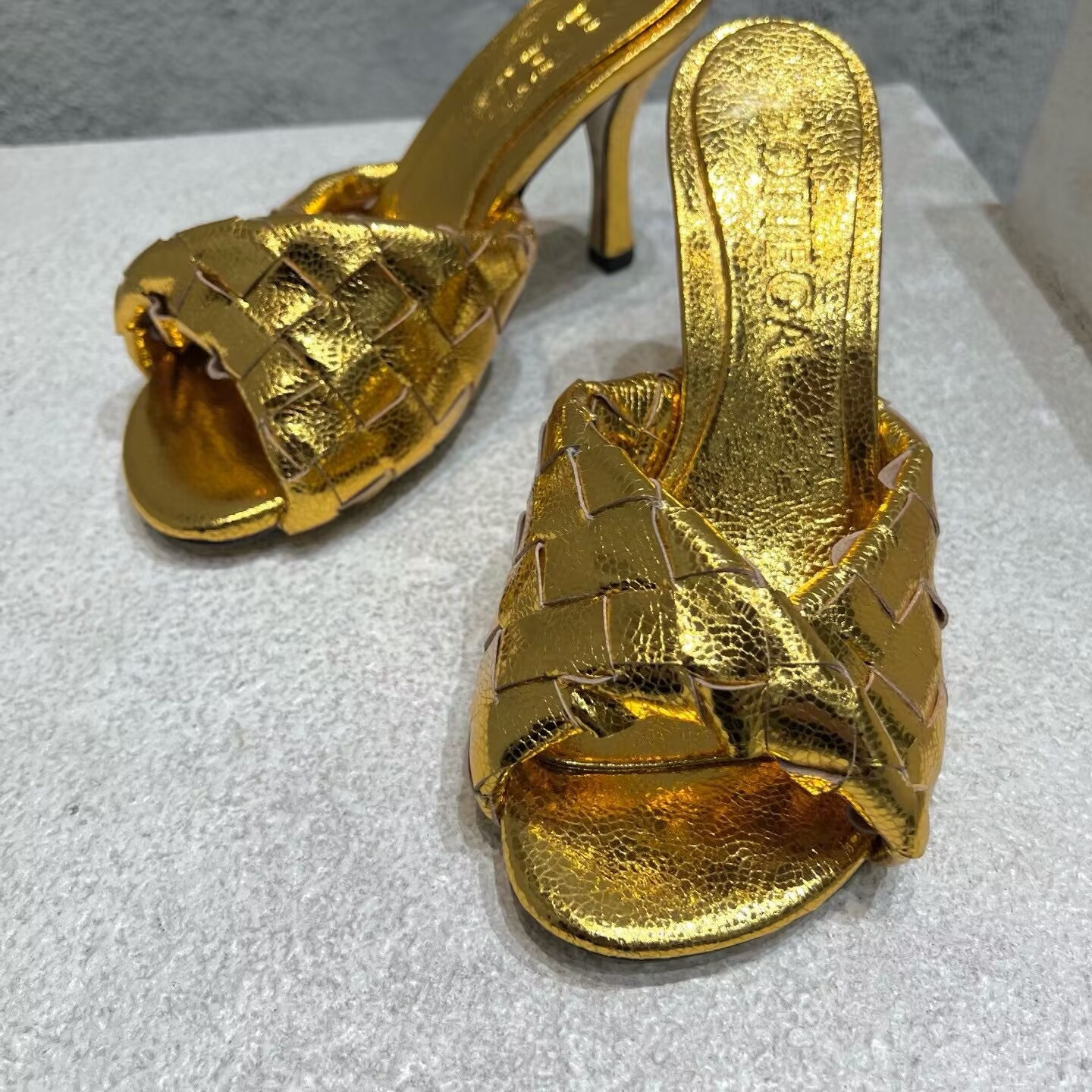 UA B0tt*ga Ven*ta Blink Slides