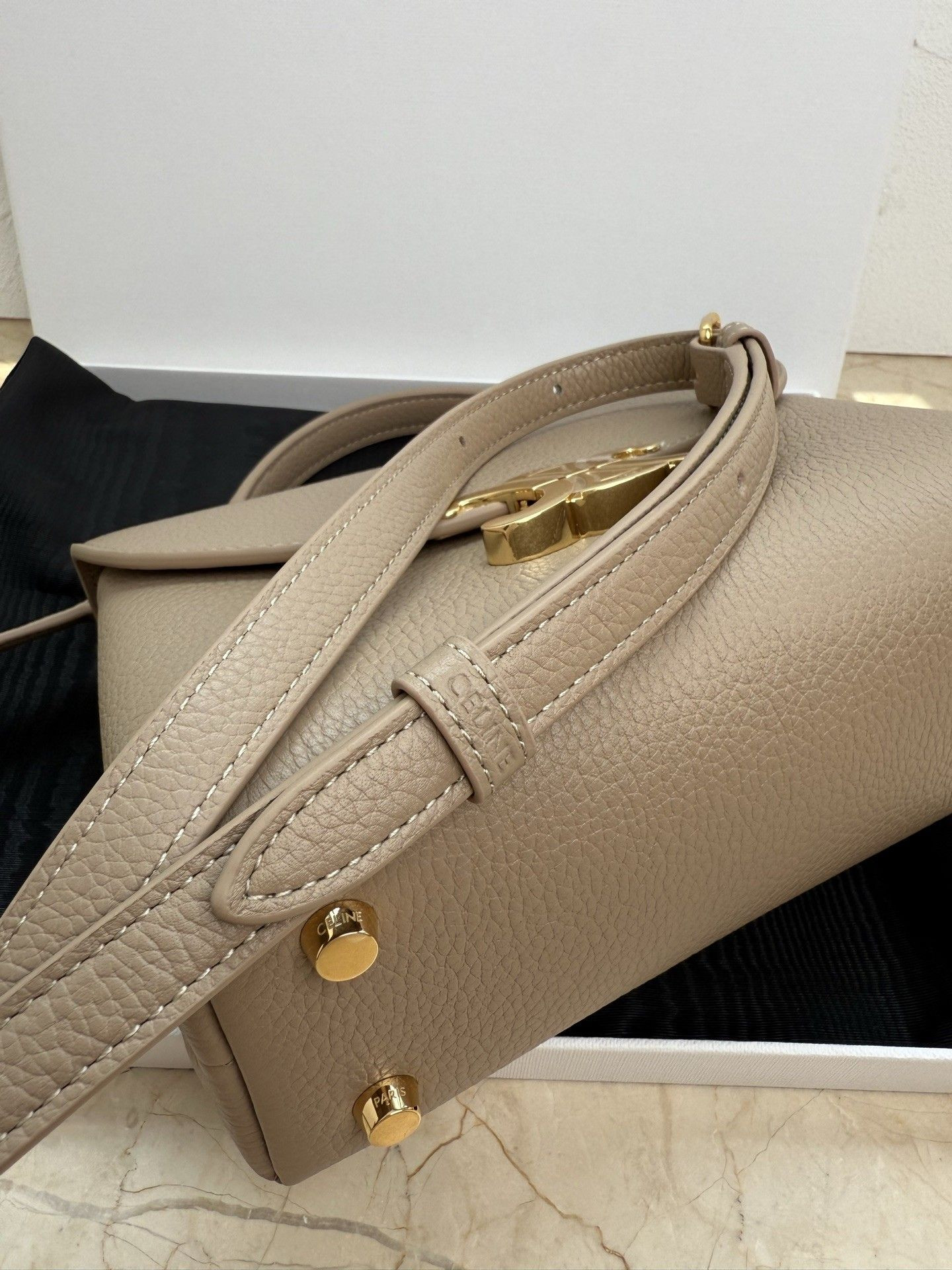 Ce1i*e Teen Nino Bag In S*pple Graind Calfskin 20.5x13x8cm