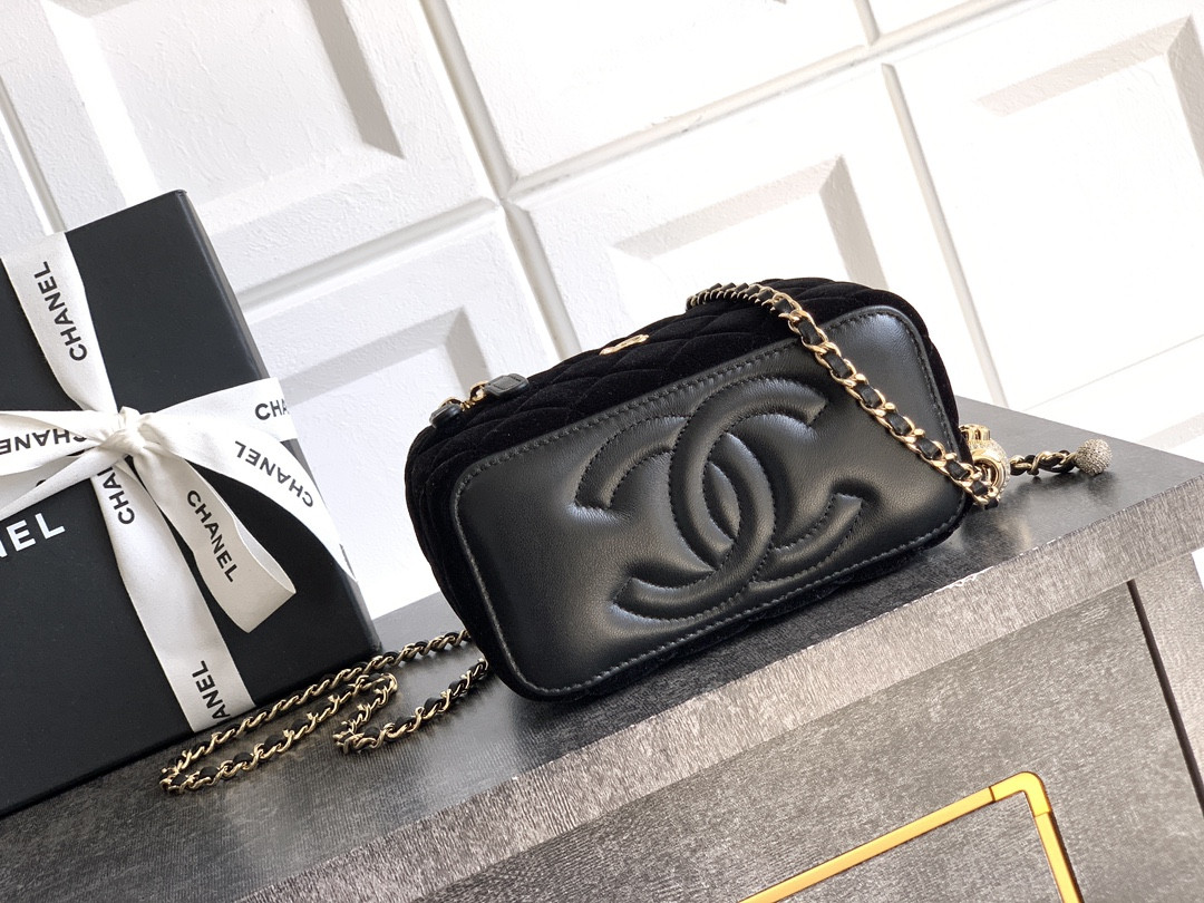 CHANEL Vanity With Chain 9.5x17x8cm