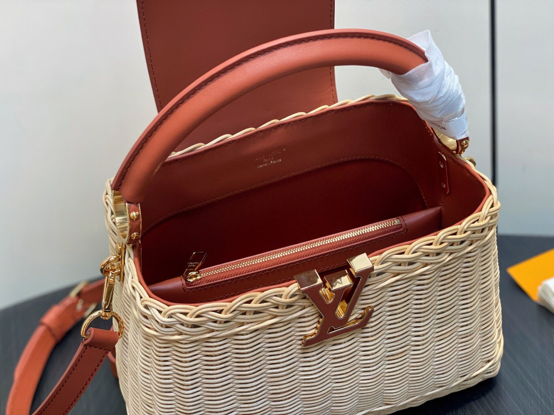 LV Capucines BB M26025 27x18x9cm