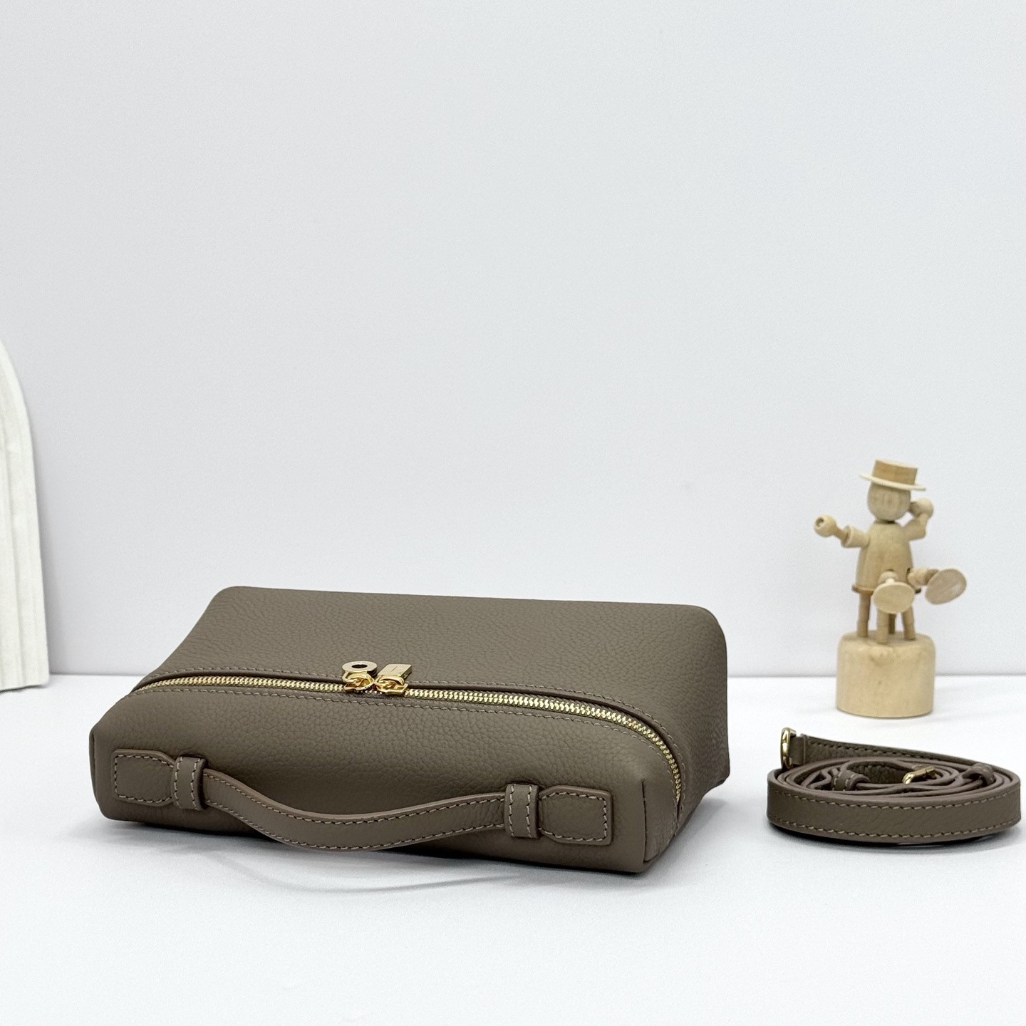 L0r0 P1ana Extra Pocket L19 Grained Calfskin 11 x 19 x 6.5 cm