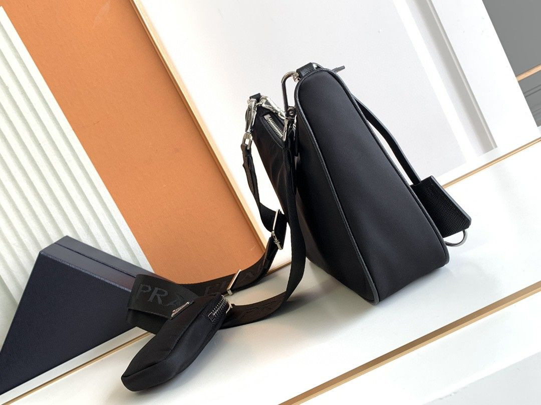 Pra*a Re-Edition 2005 Re-Nylon bag black red