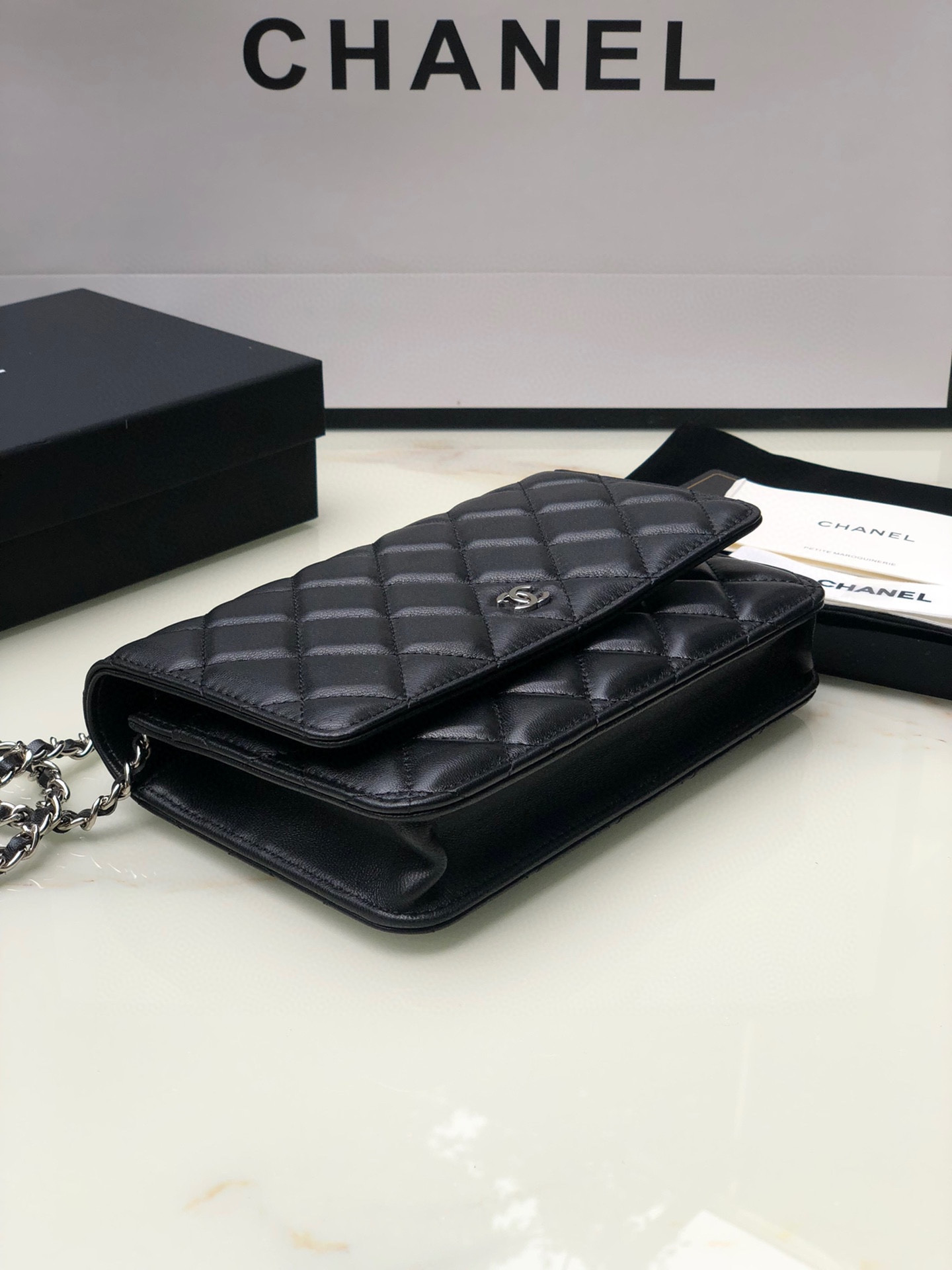 Ch**el CLASSIC WALLET ON CHAIN 4.8 × 7.5 × 1.4 in