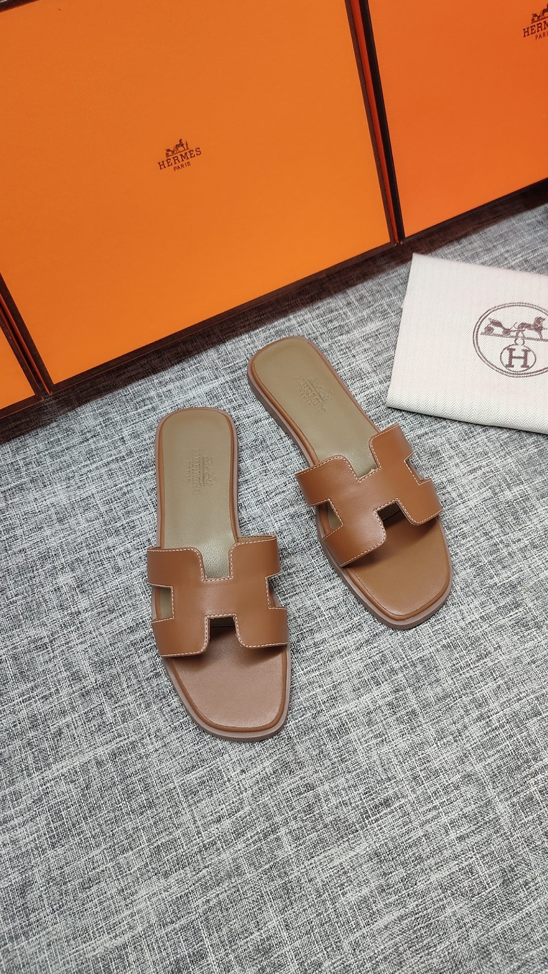 UA H**me5 Oran sandal