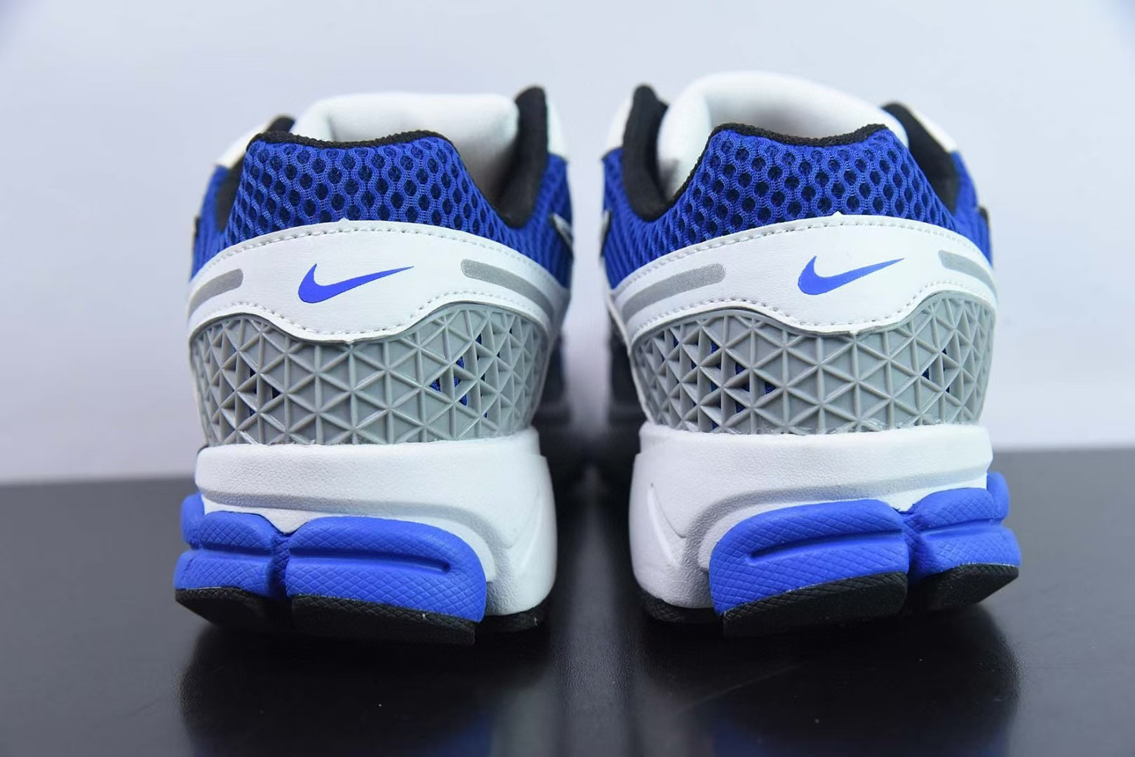 UA Nike Zoom Vomero 5