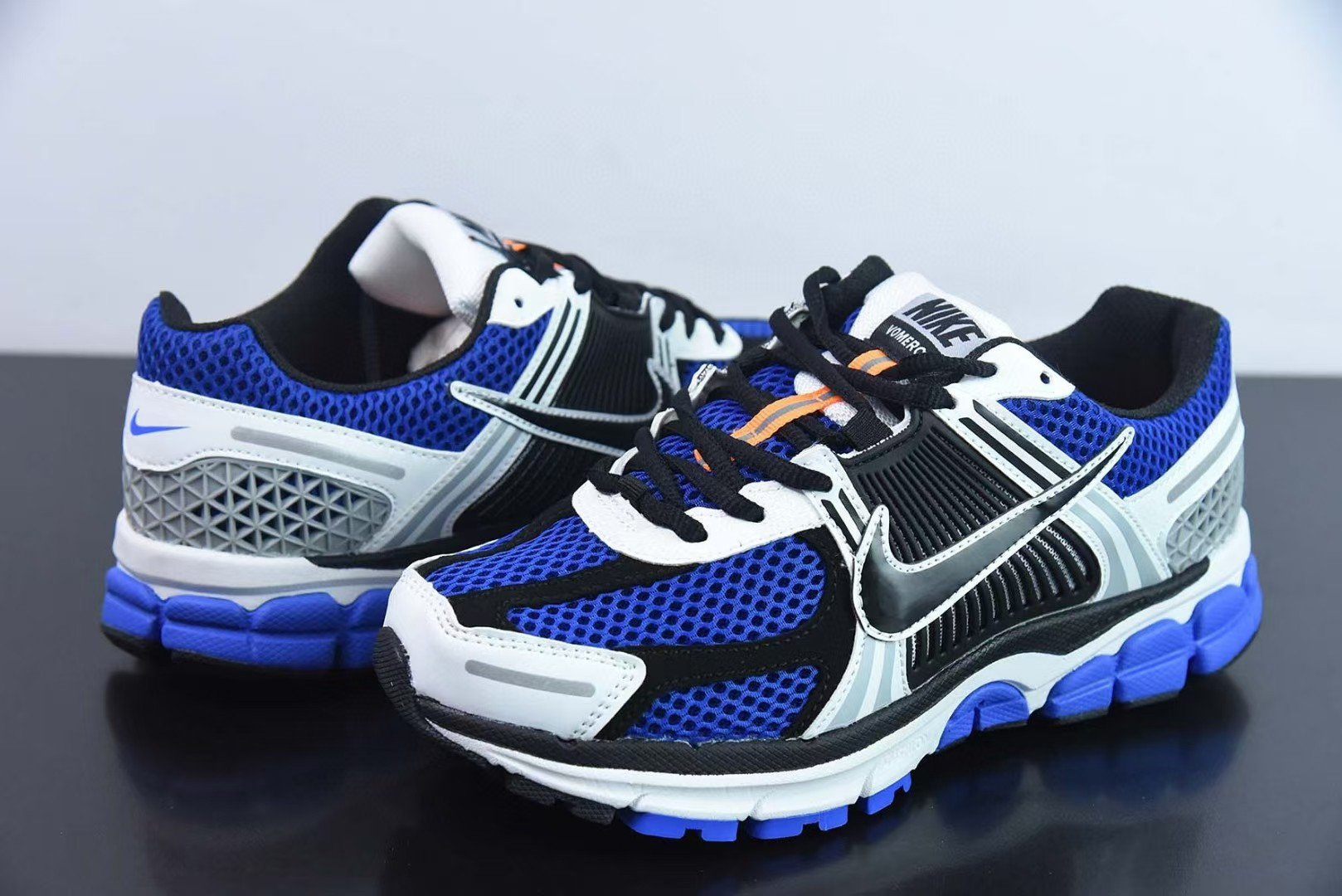 UA Nike Zoom Vomero 5