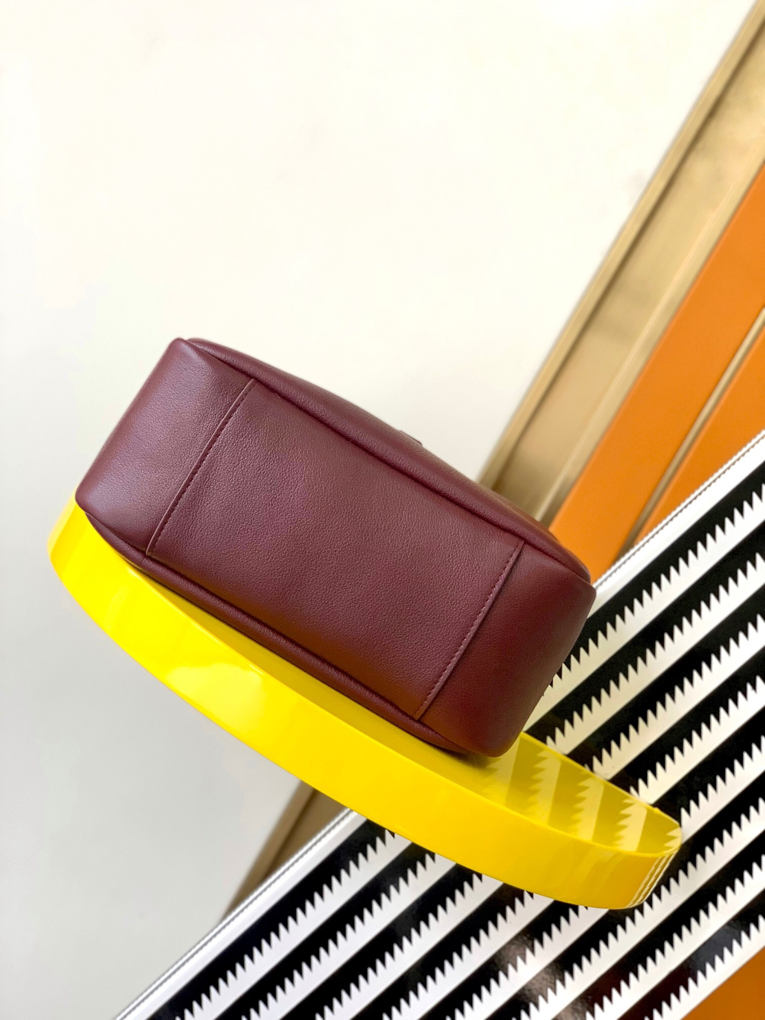 Y51 LE 5 À 7 S*pPLE SMALL IN GRAINED LEATHER  23 x 22 x 8.5 cm