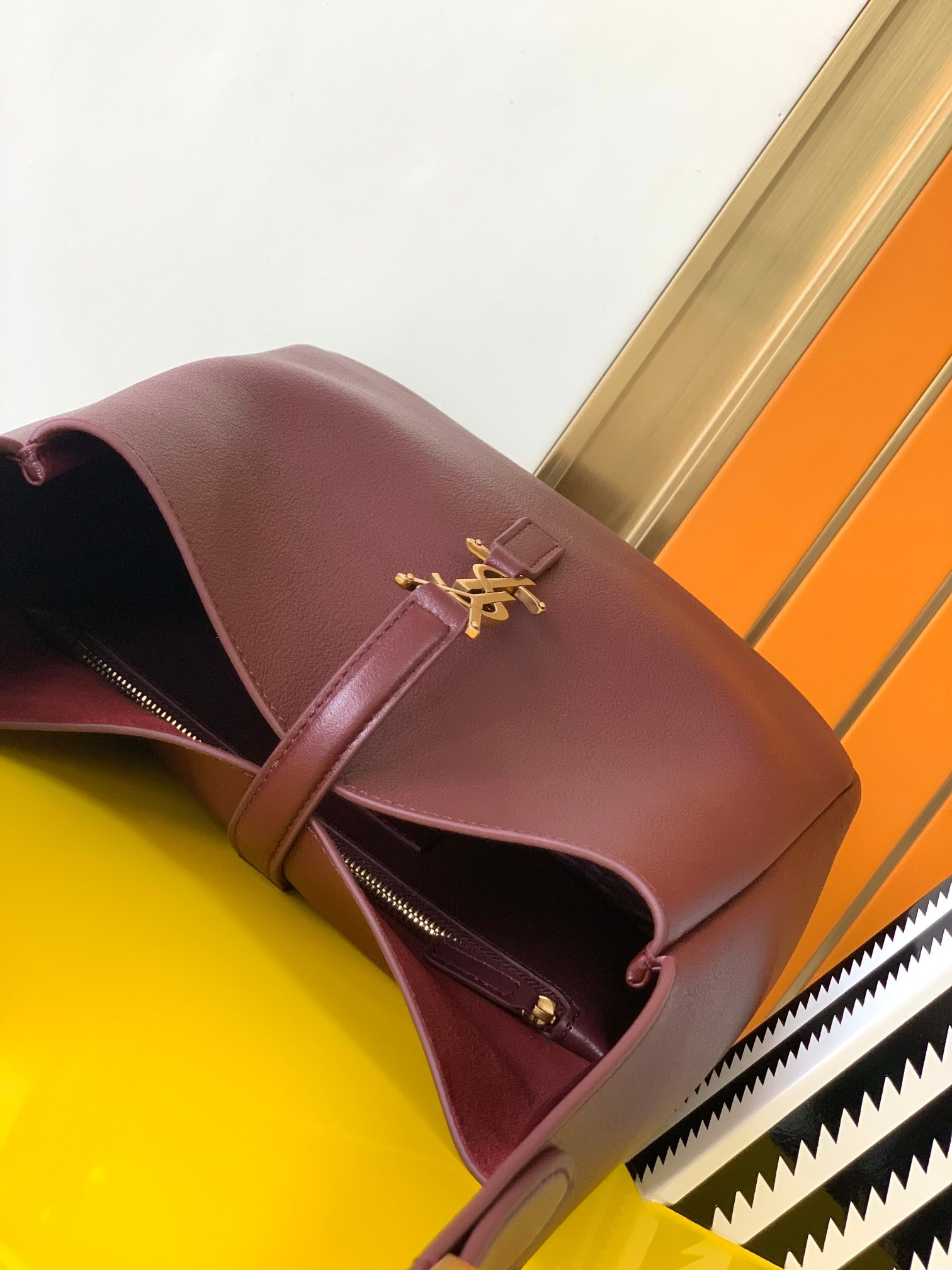 Y51 LE 5 À 7 S*pPLE SMALL IN GRAINED LEATHER  23 x 22 x 8.5 cm