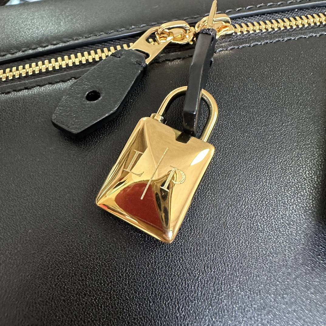 L0r0 P1ana Extra Pocket L27 Ostrich Leather 16 x 27 x 10 cm