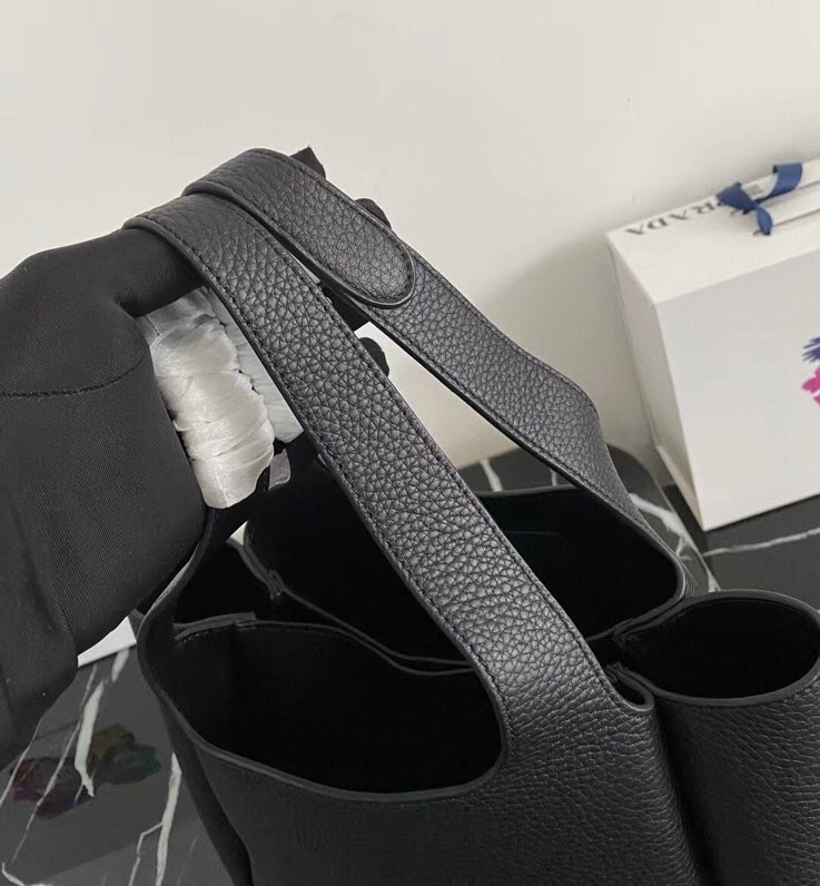 Pra*a Medium Leather Tote 25x21.5x14cm