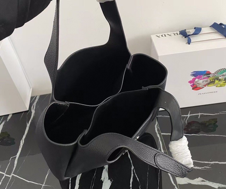 Pra*a Medium Leather Tote 25x21.5x14cm