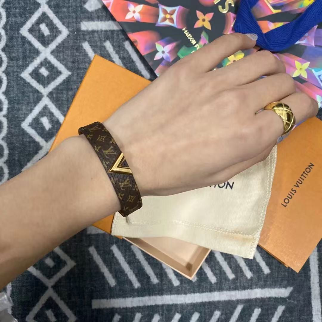 L0vis Vvtt0n Essential V Bracelet