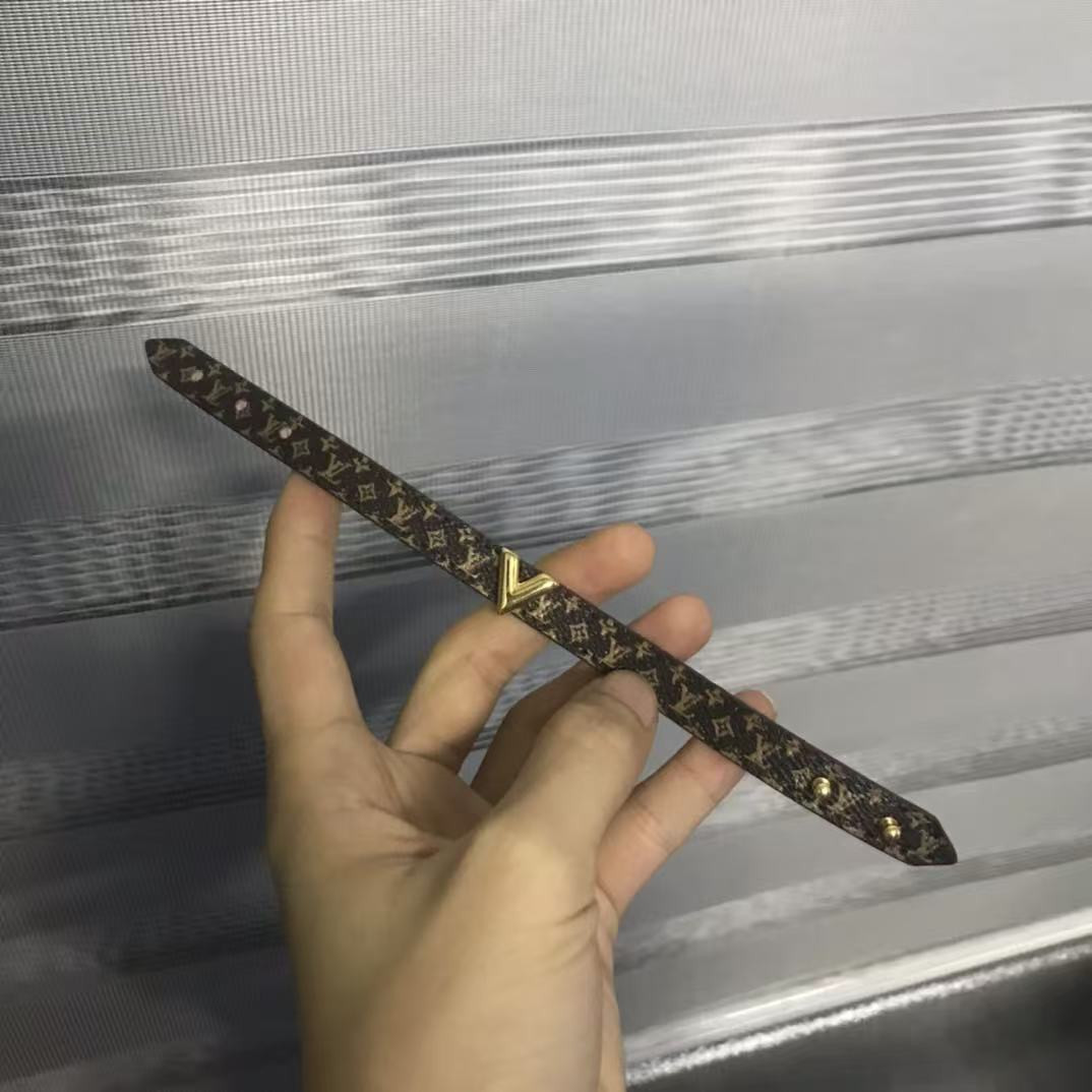L0vis Vvtt0n Essential V Bracelet