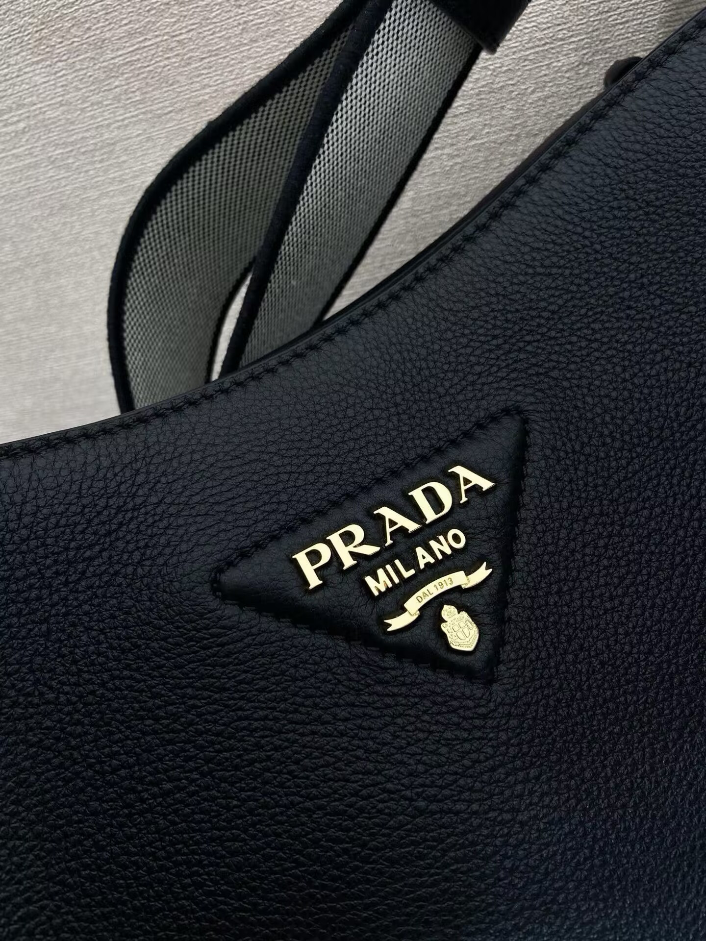Pra*a medium leather bag 26x28x11cm