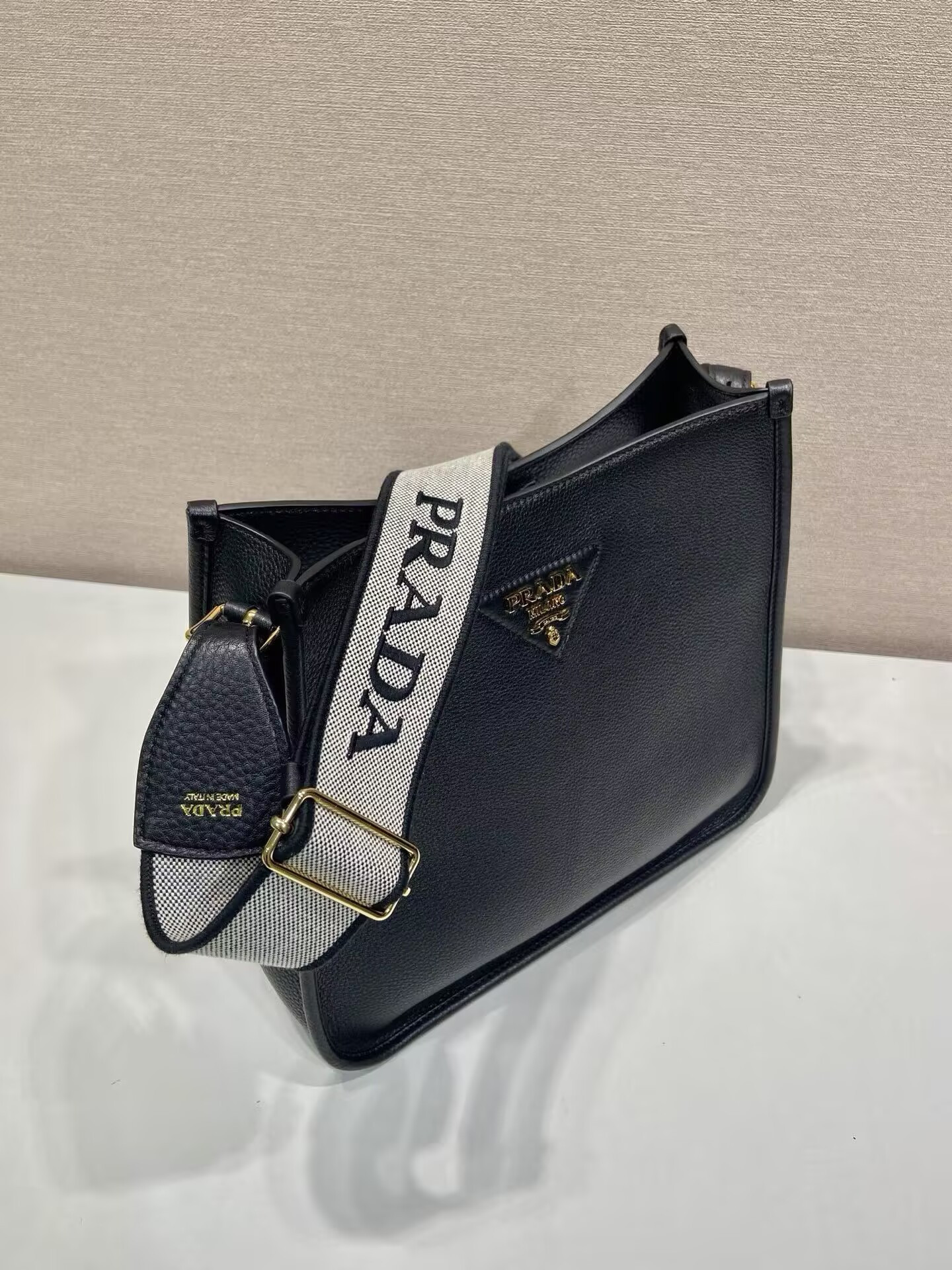 Pra*a medium leather bag 26x28x11cm