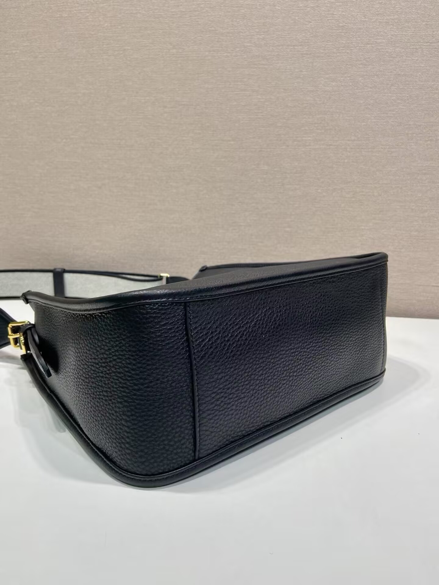 Pra*a medium leather bag 26x28x11cm