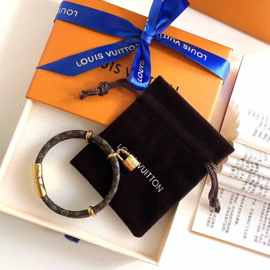 l0vis Vvtt0n keep it twice bracelet approximately 17cm