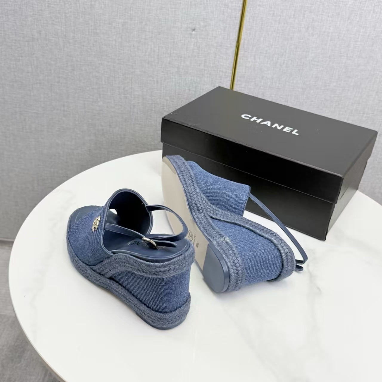 ua Ch**el sandals