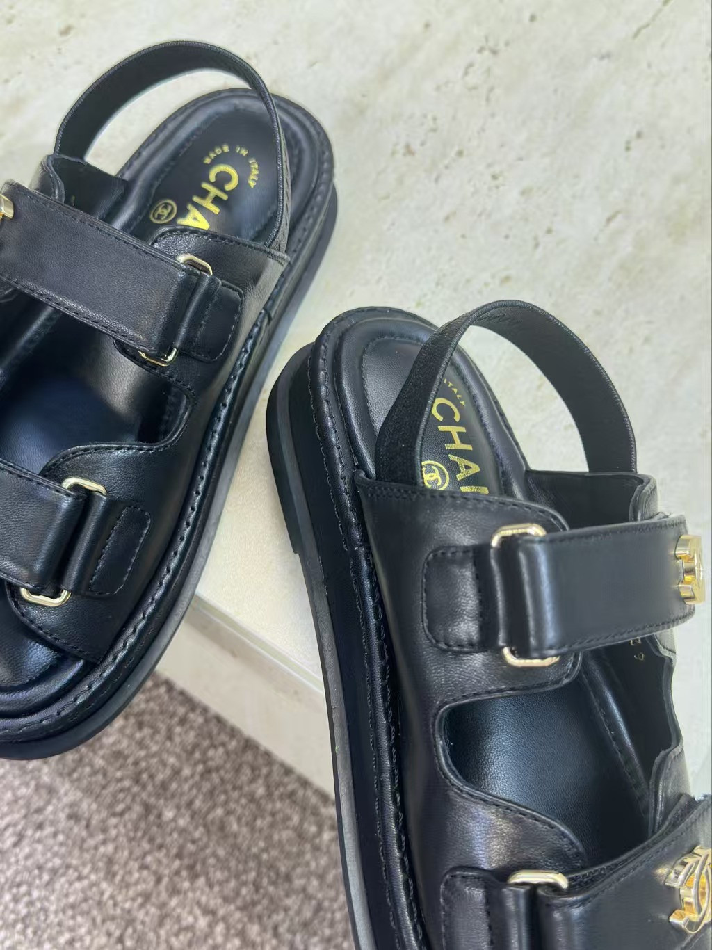 ua Ch**el sandals