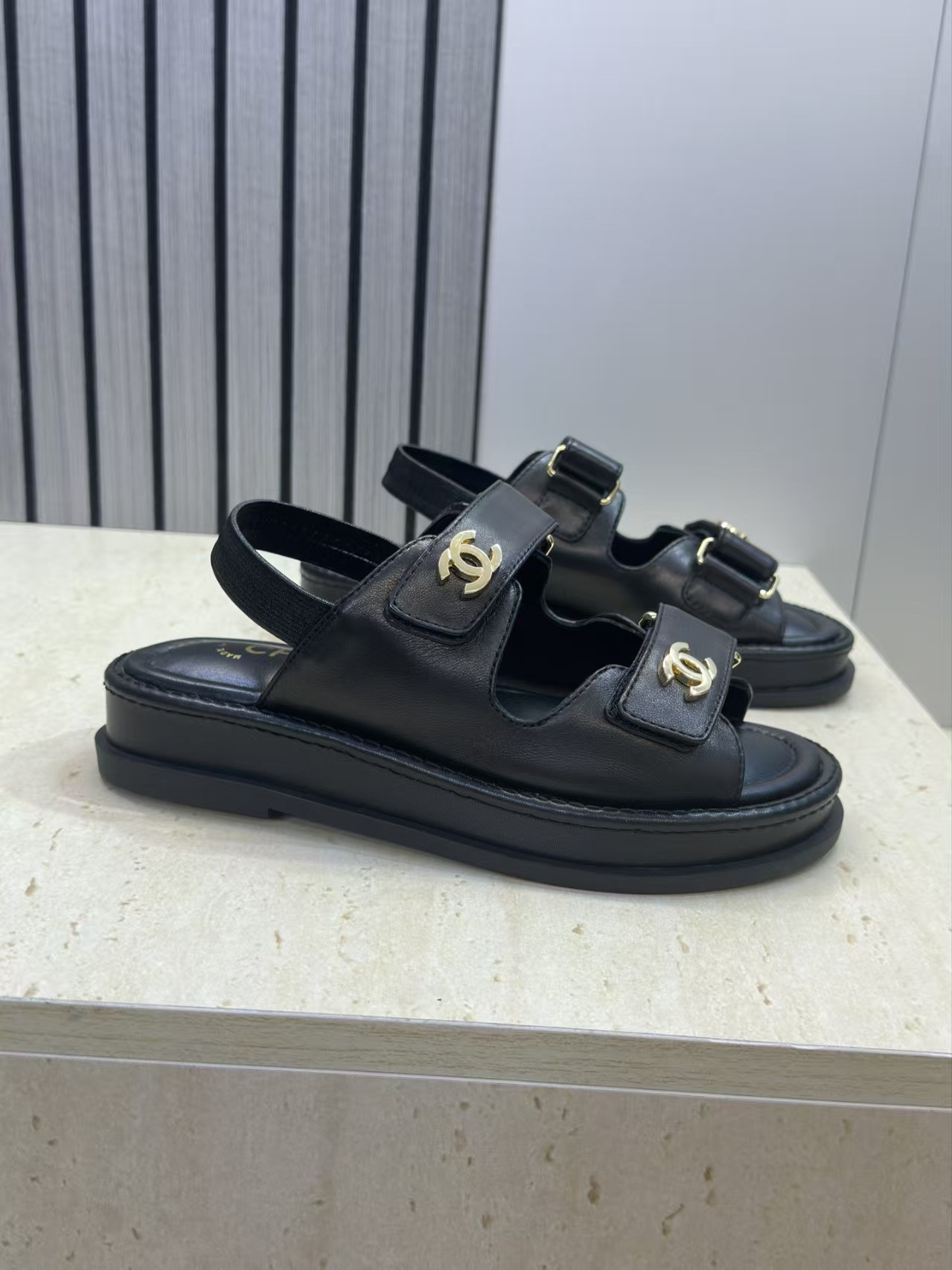 ua Ch**el sandals