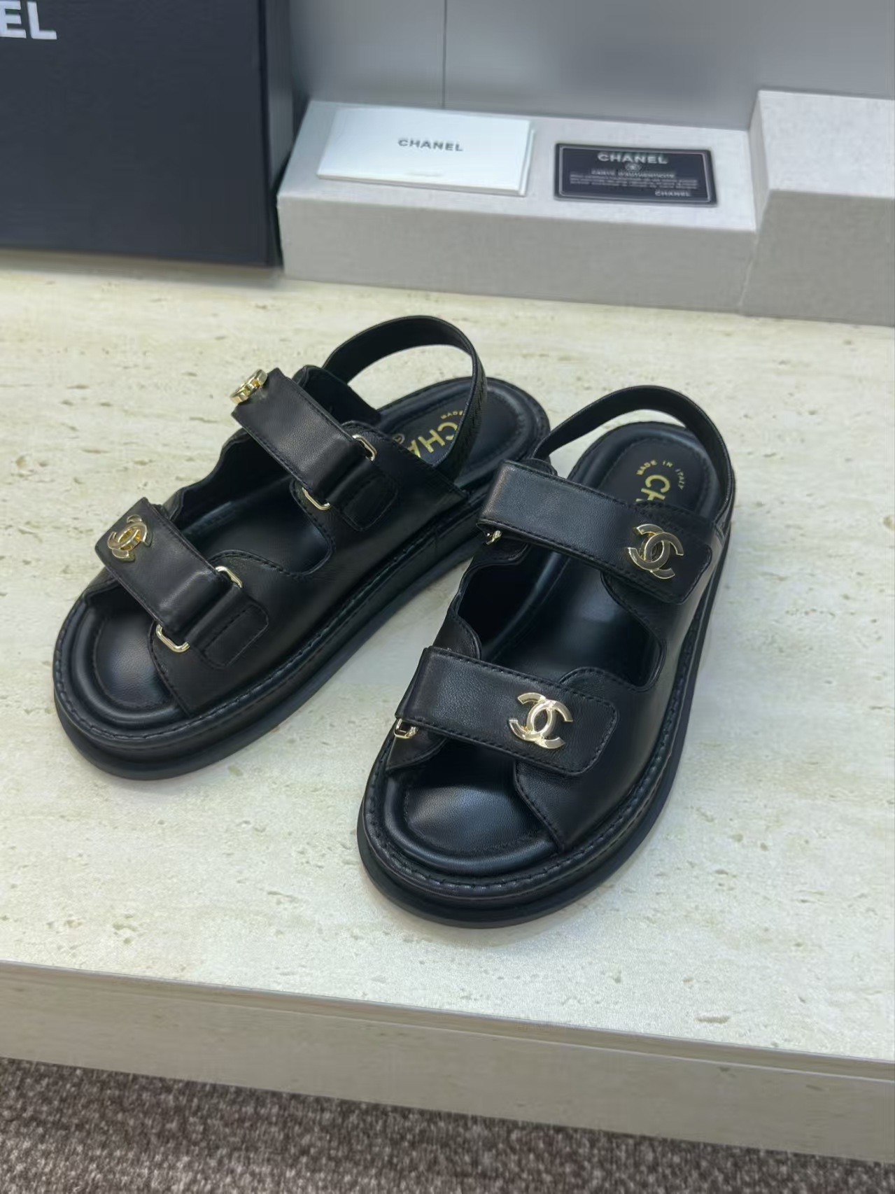 ua Ch**el sandals
