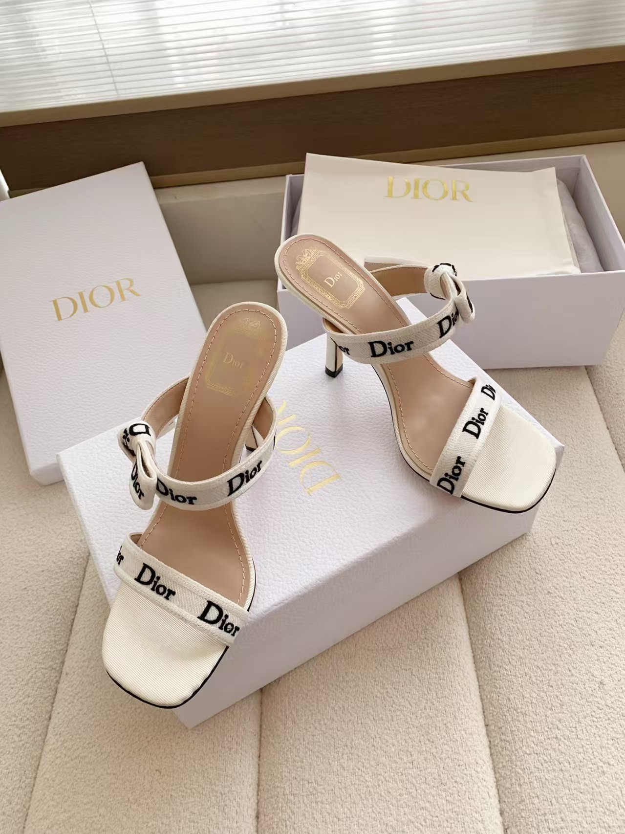 ua D10r heeled sandal