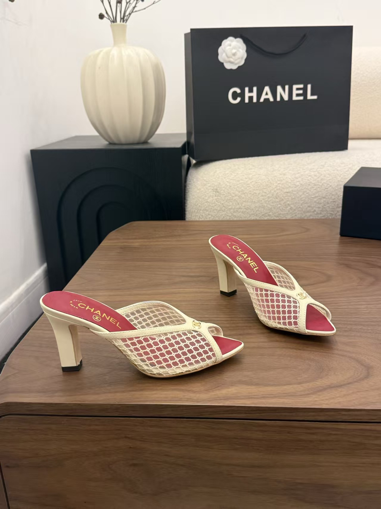 ua Ch**el sandals
