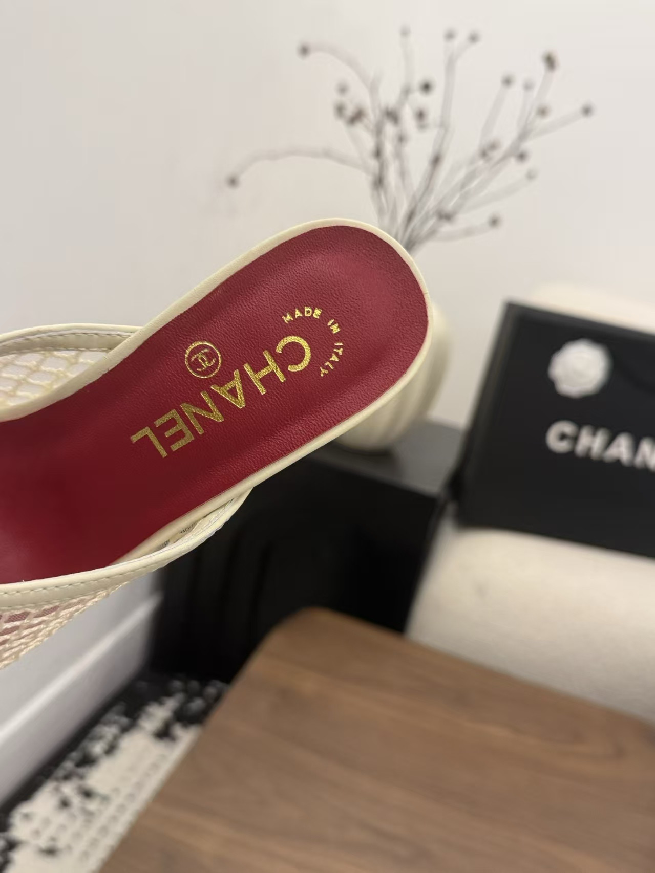 ua Ch**el sandals