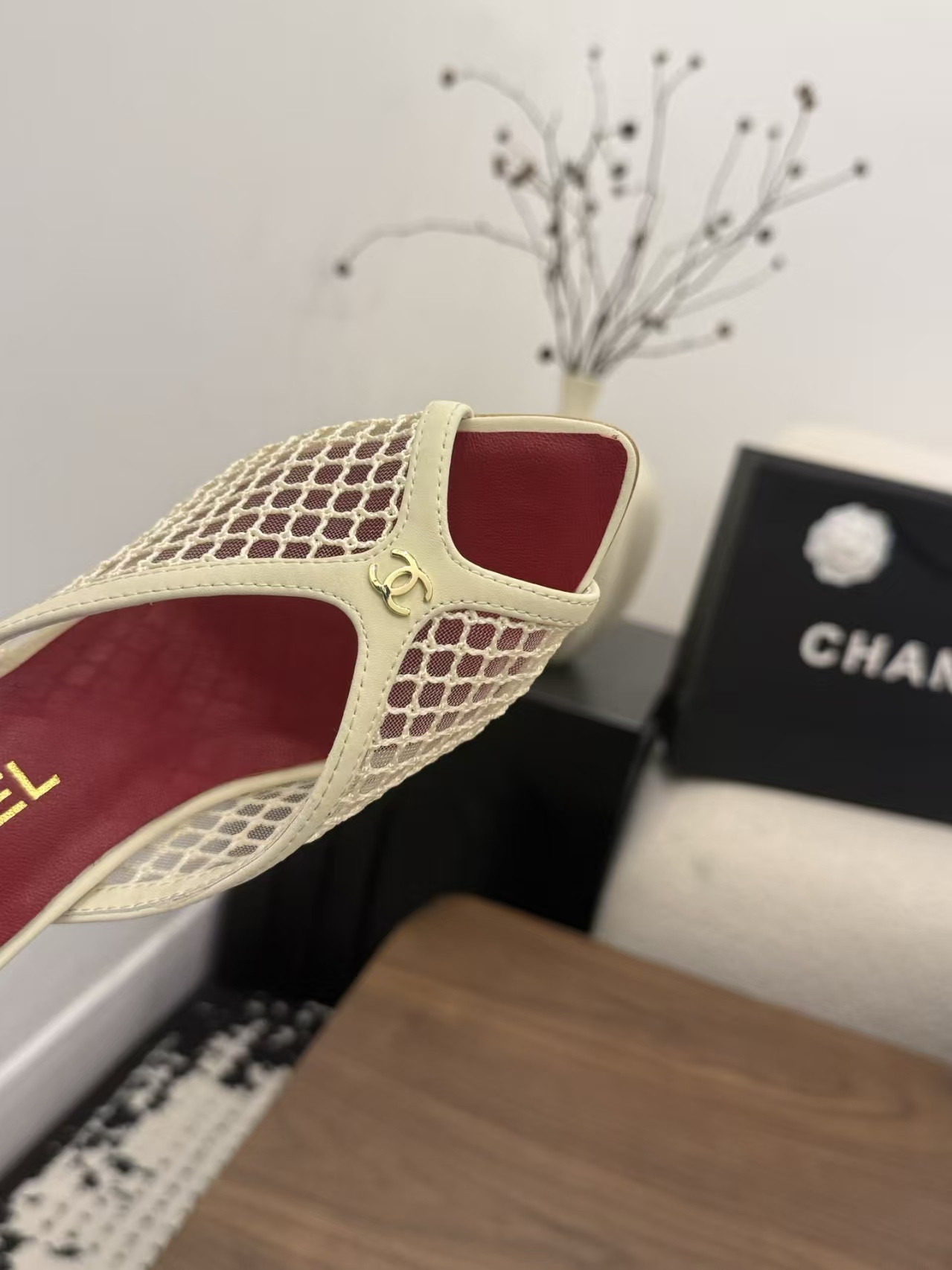 ua Ch**el sandals