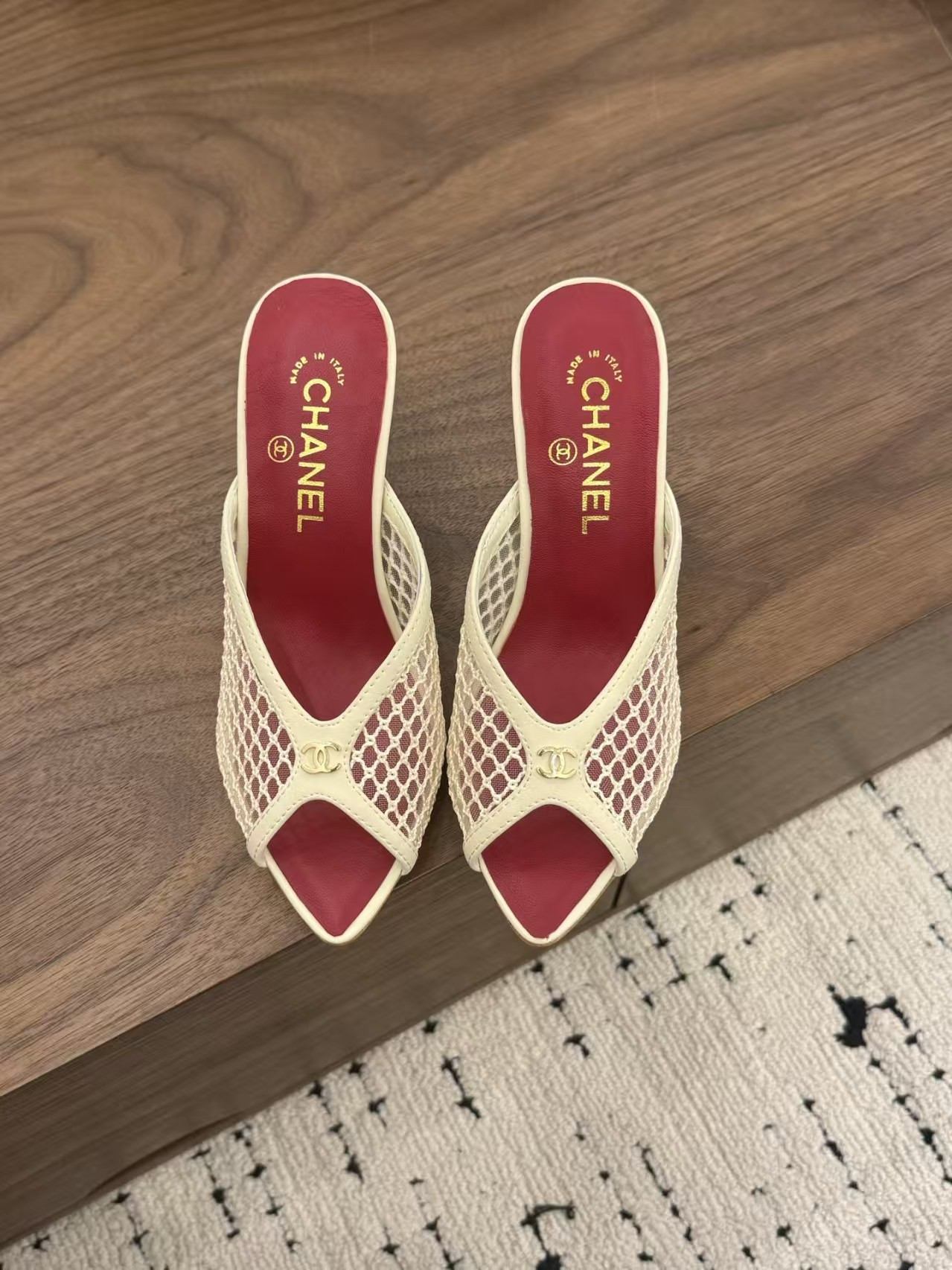 ua Ch**el sandals