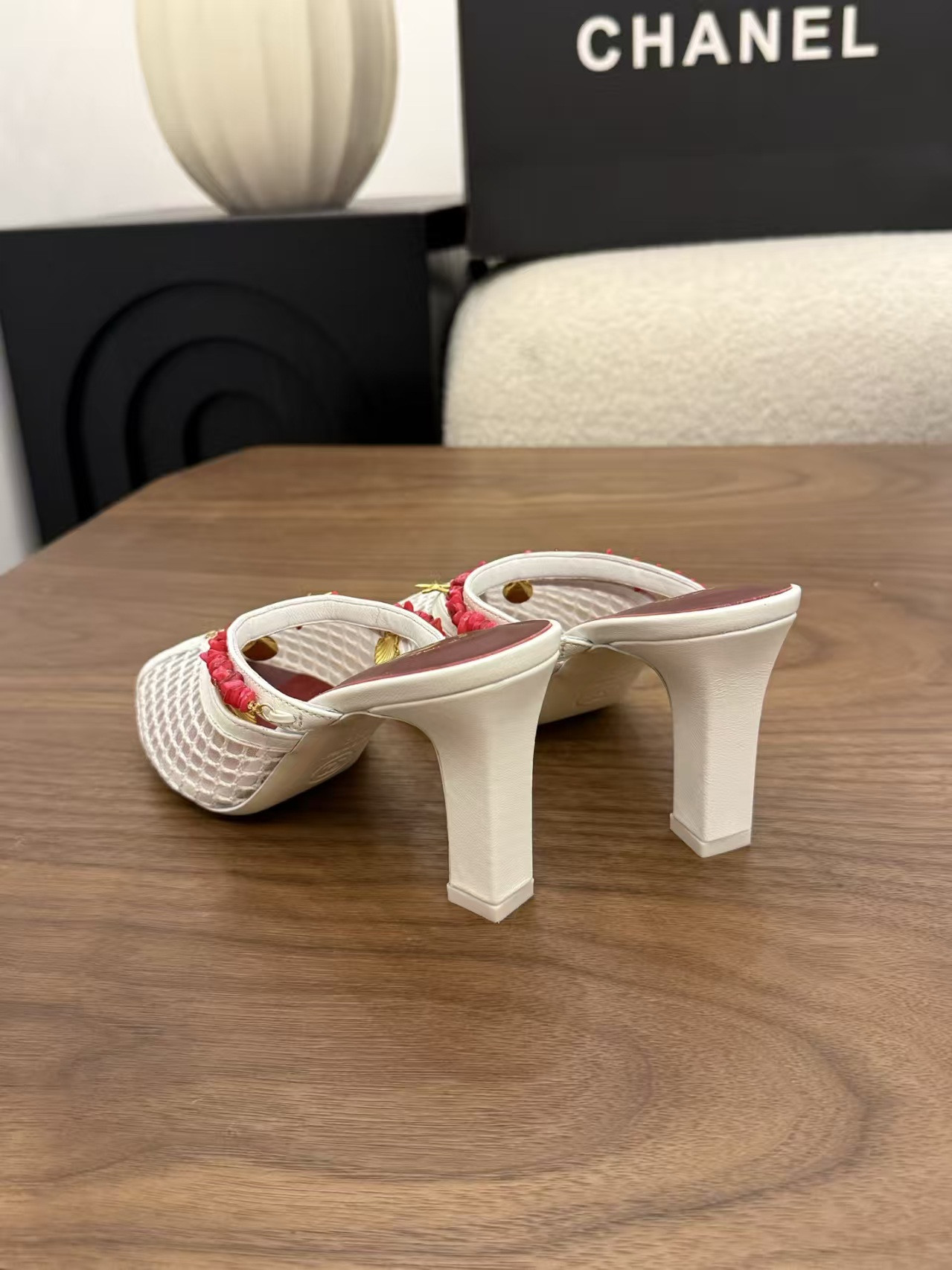ua Ch**el sandals