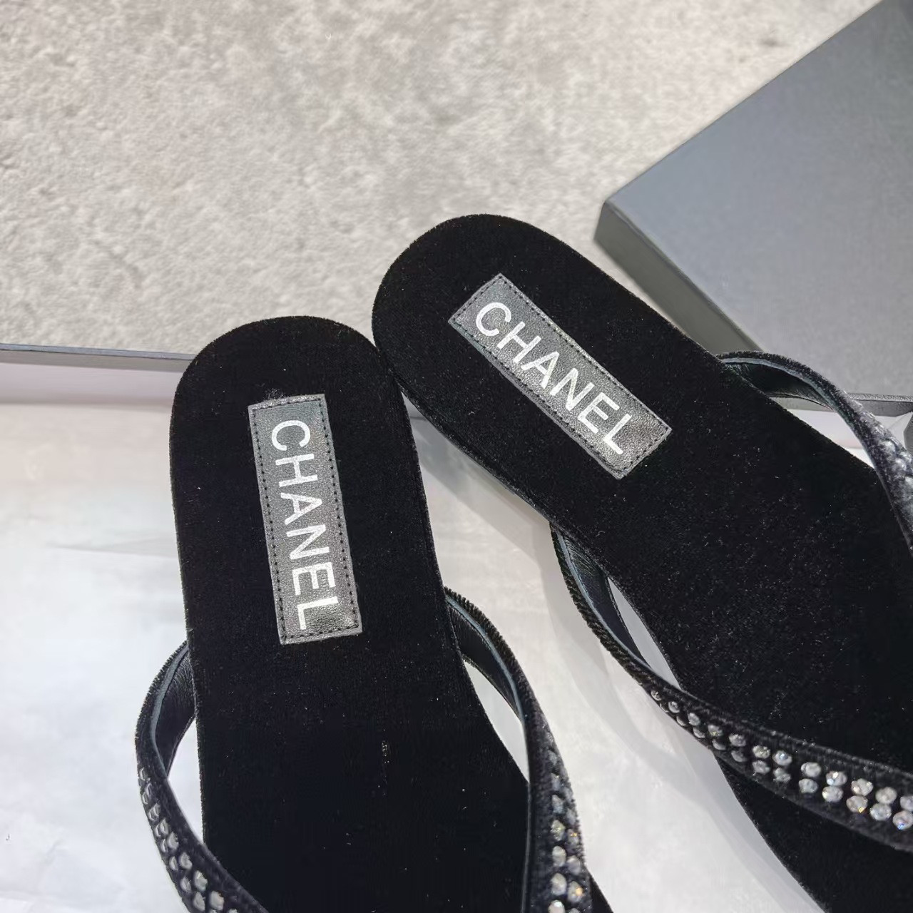 ua Ch**el sandals