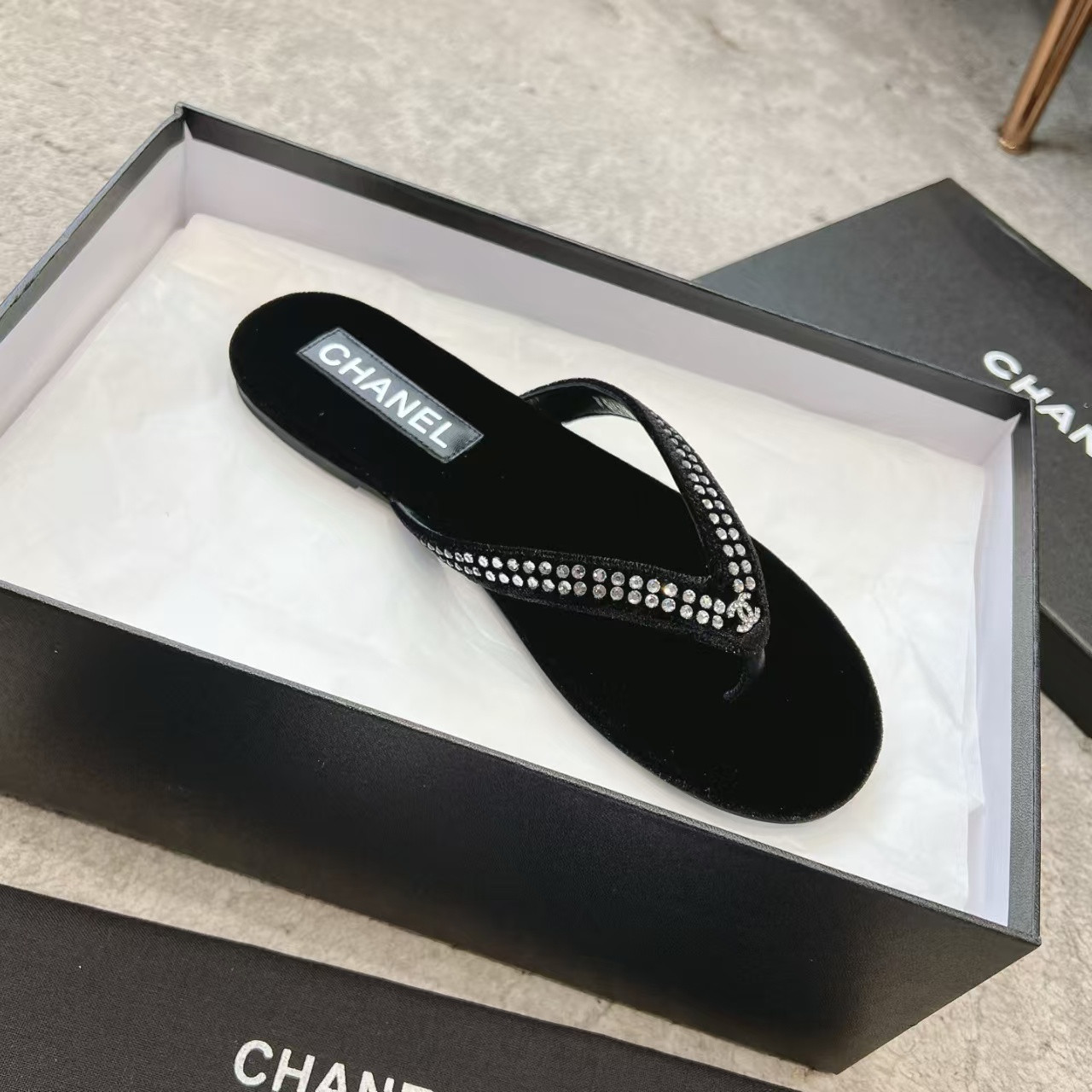 ua Ch**el sandals