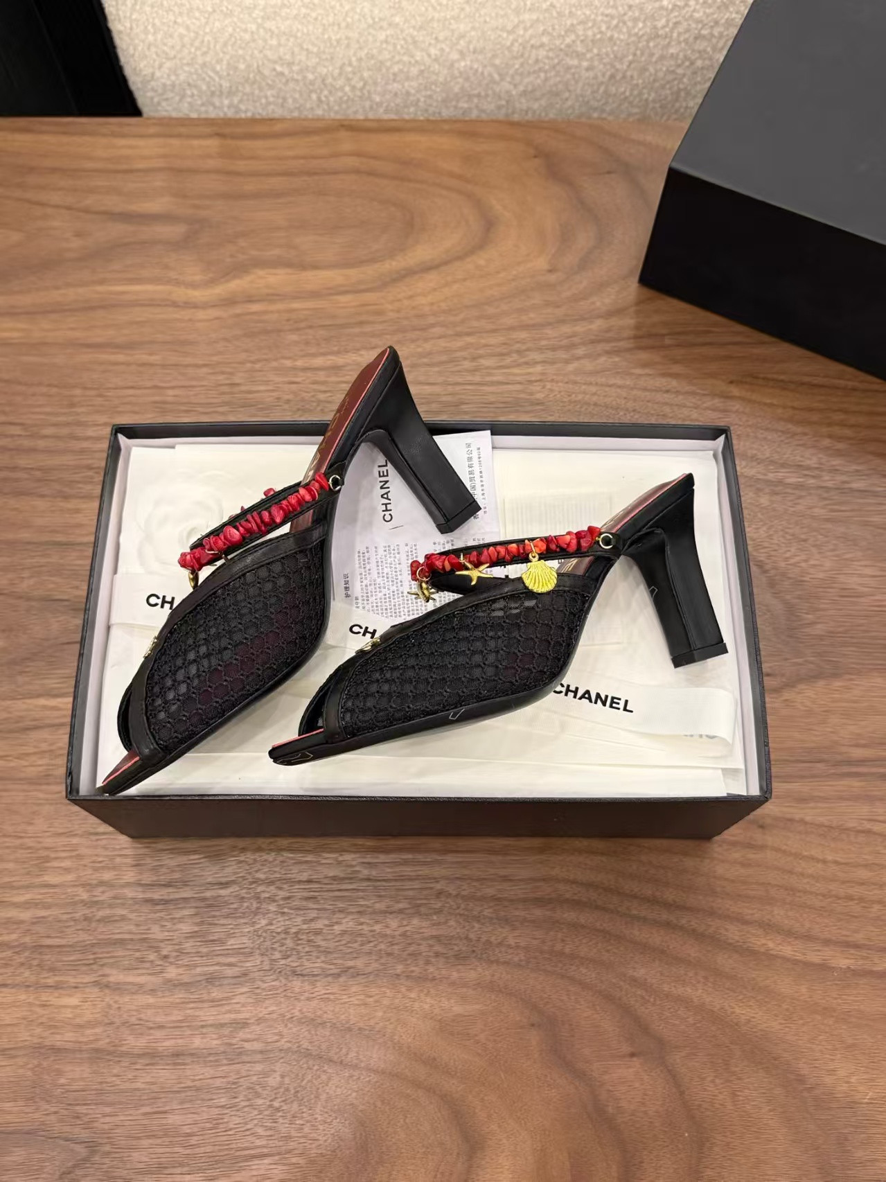 ua Ch**el sandals