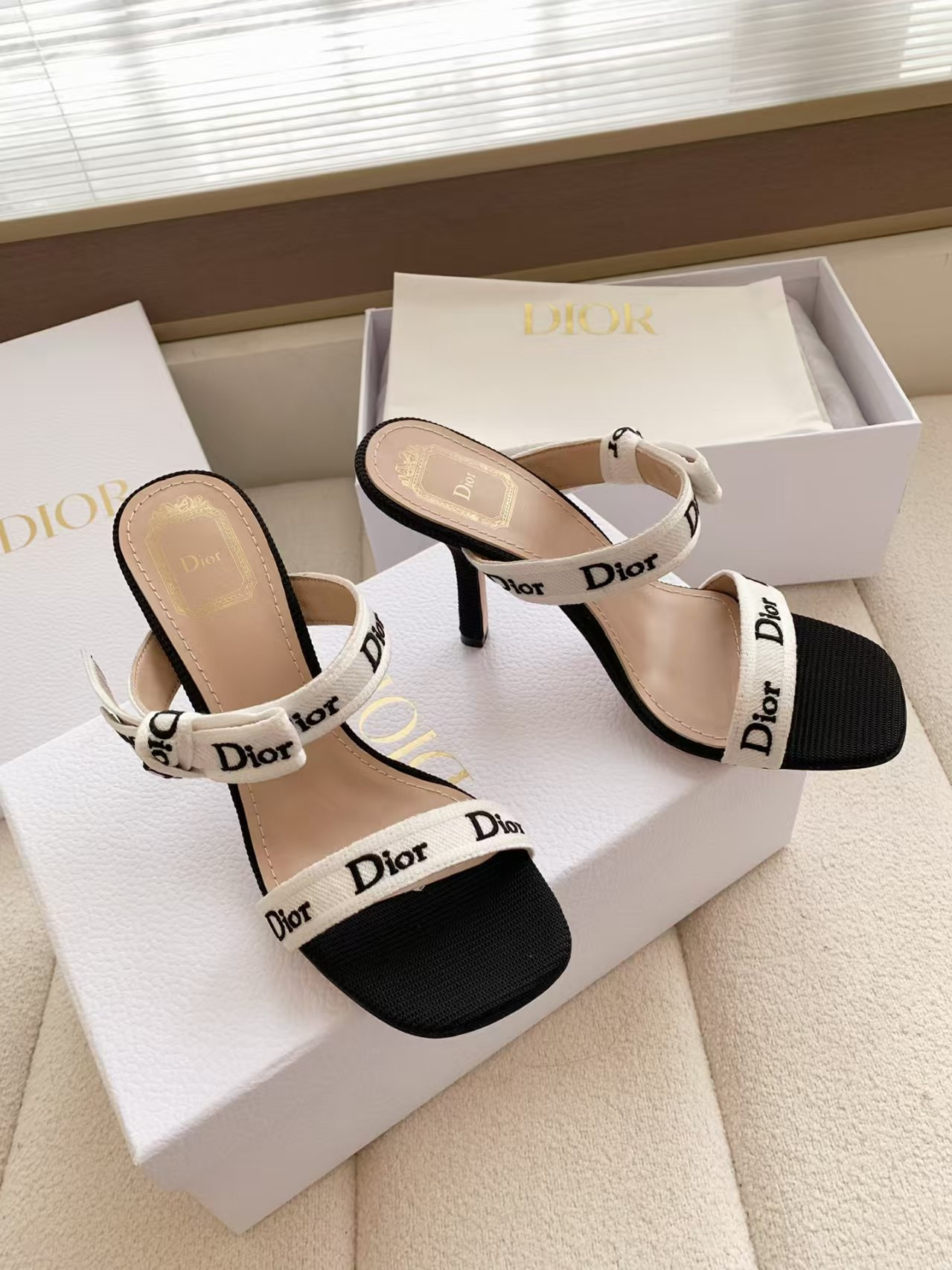 ua D10r heeled sandal