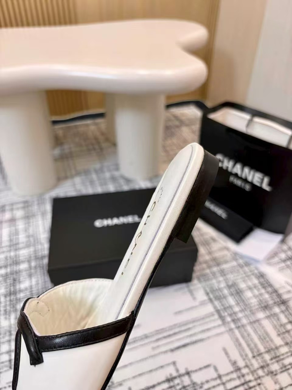 ua Ch**el sandals