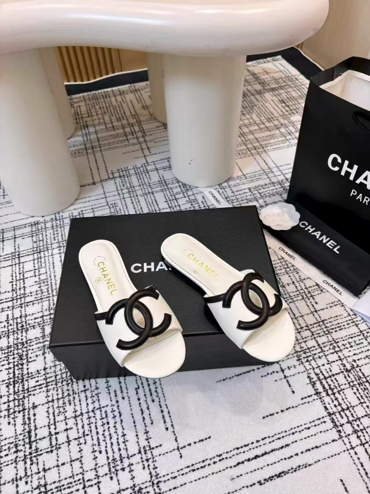 ua Ch**el sandals
