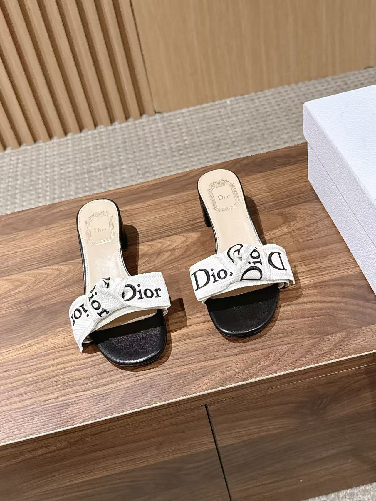ua D10r j