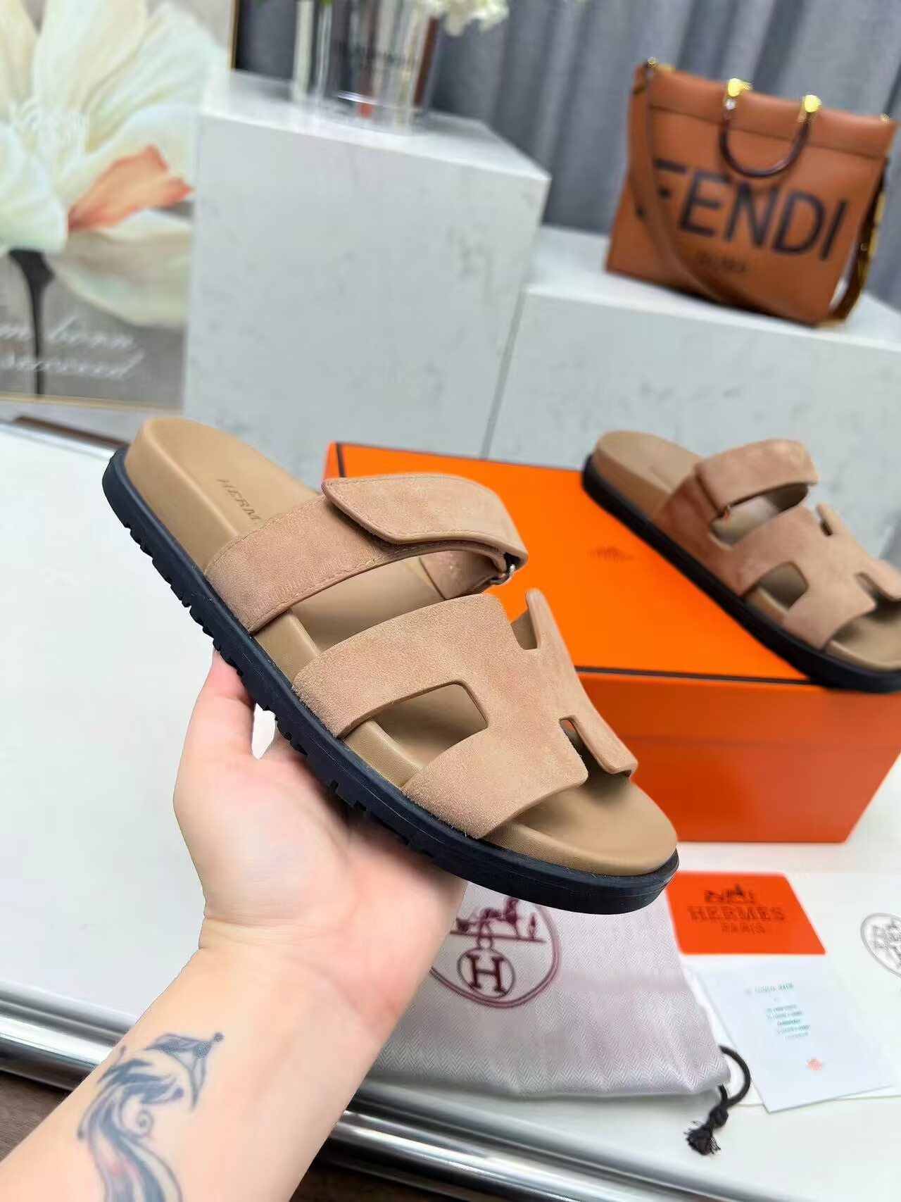 UA H**me5 Chypre sandal