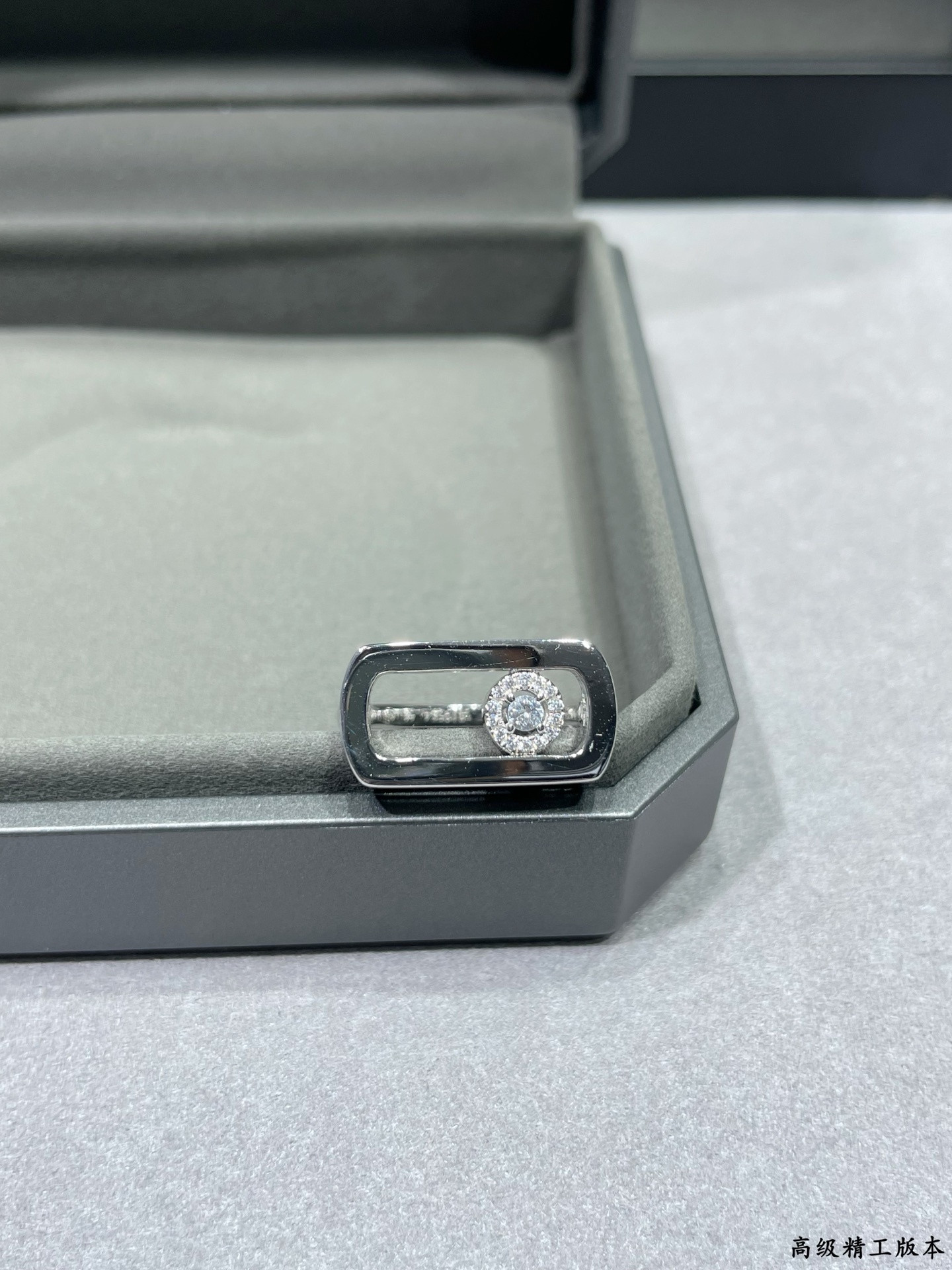 Messika Large Solitaire D1am0nd Ring