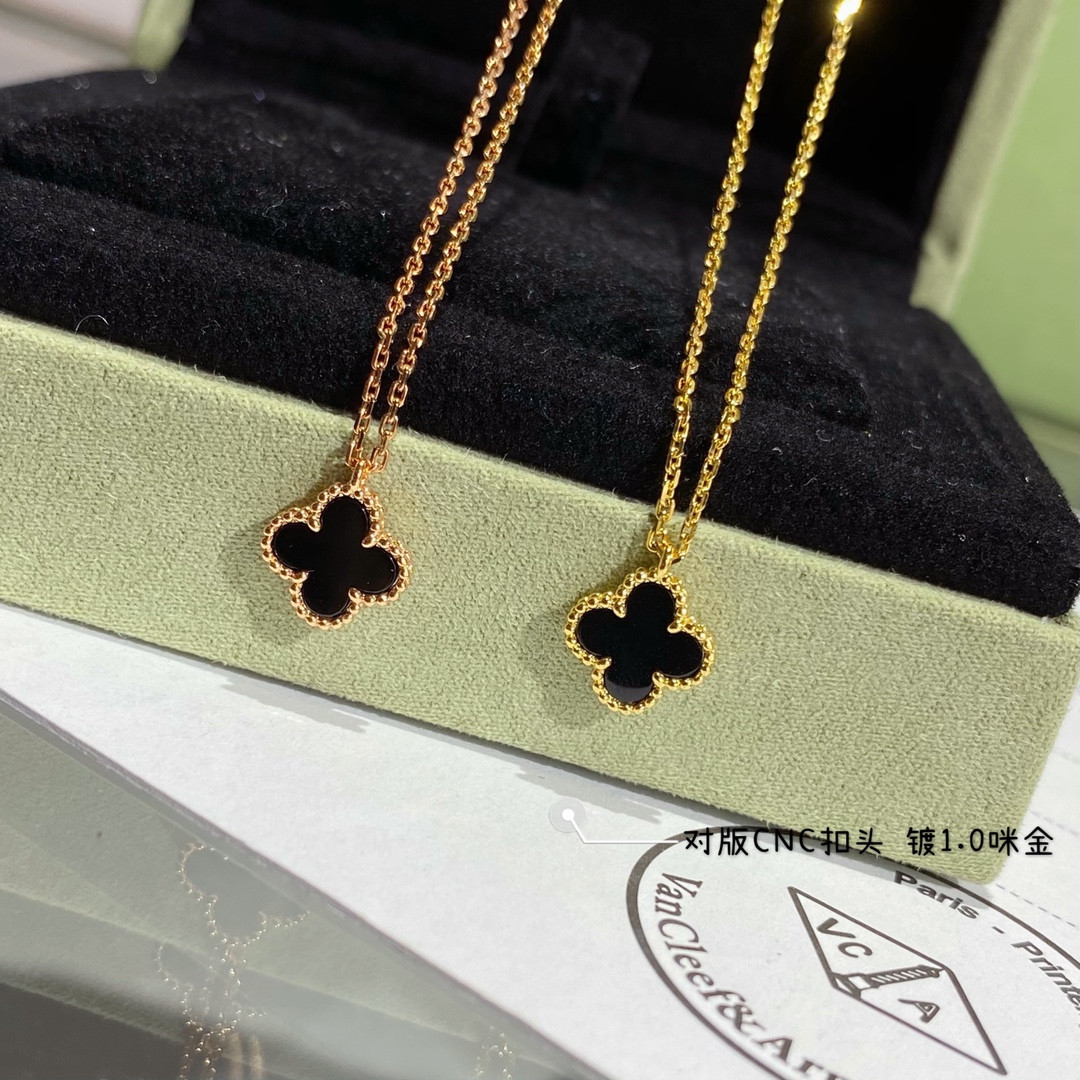 V*n Cl**f & Arpels Mini Four-Leaf Clover Necklace Diameter approx 1.0cm, Chain length approx 40+5cm